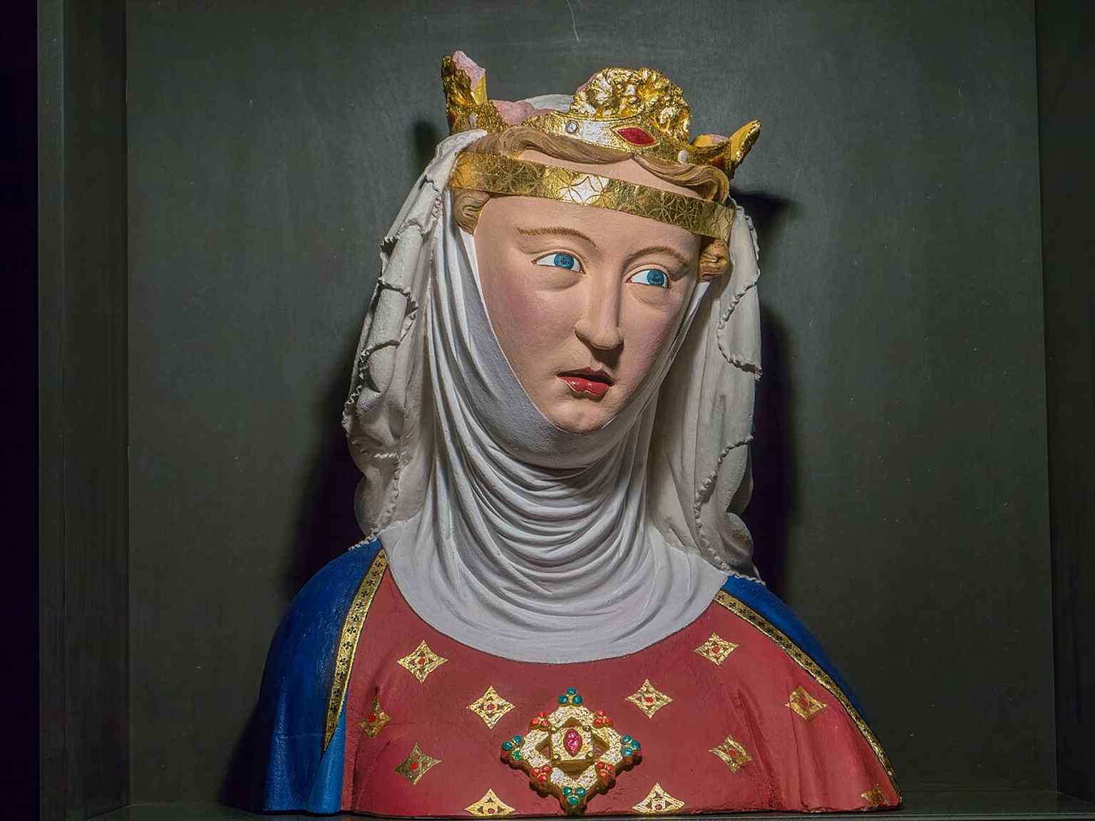 A replica bust of Saint Kunigunde, recalling the imperial founders Heinrich II and Kunigunde commemorated beside the main portal.