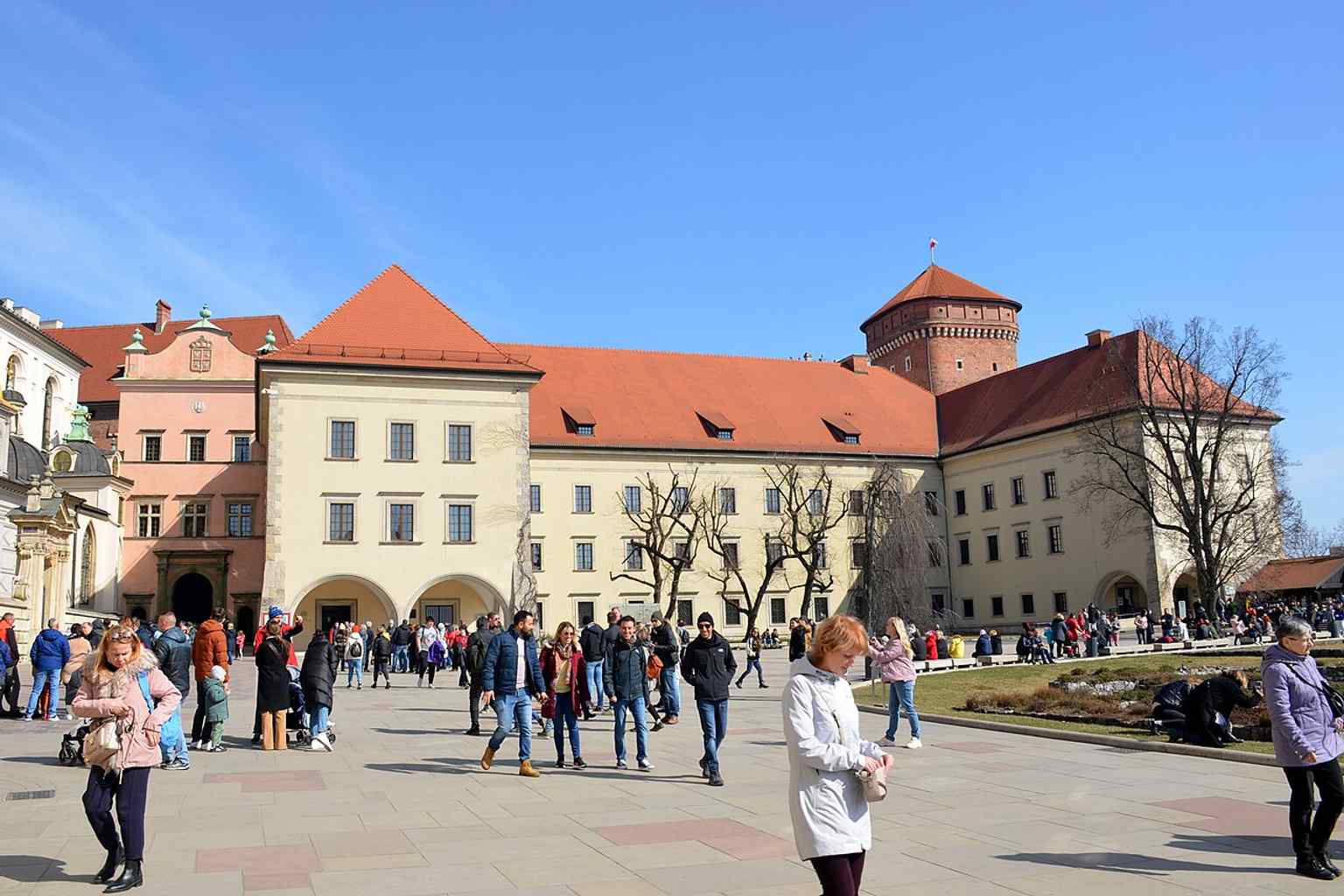 A wartime-era building on Wawel’s west side, reflecting the site’s 20th-century transformation under occupation.