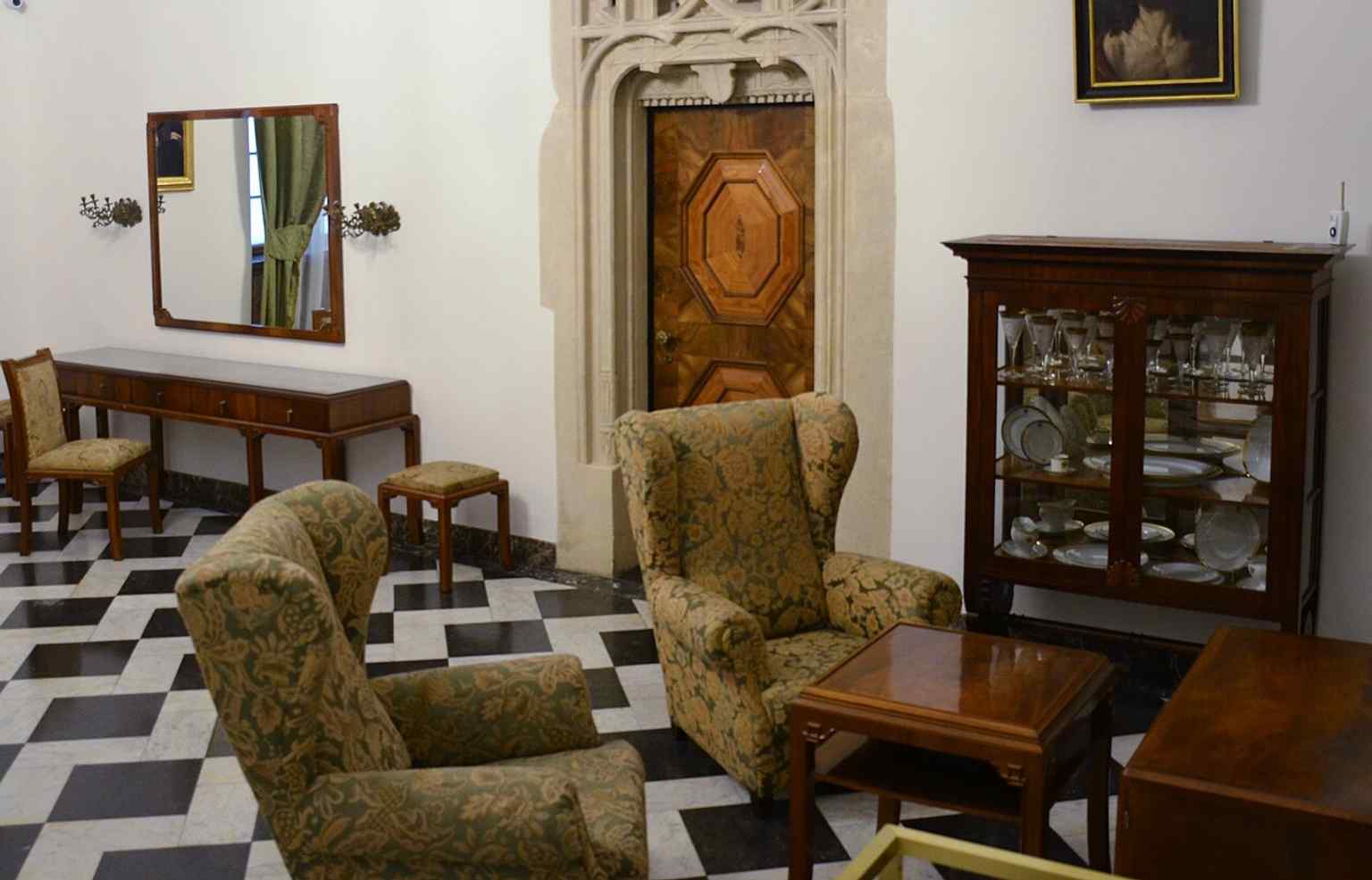 The preserved presidential private apartment recalls Wawel’s role as a state residence in the interwar and wartime periods.
