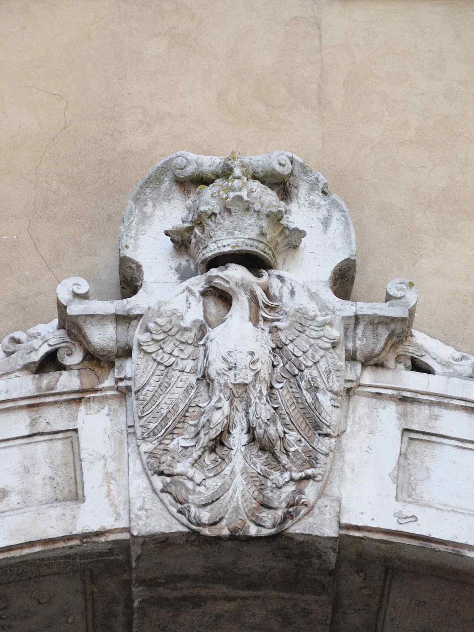 The Vasa eagle points to the royal insignia and dynastic symbolism that were central to Wawel’s treasury and court culture.
