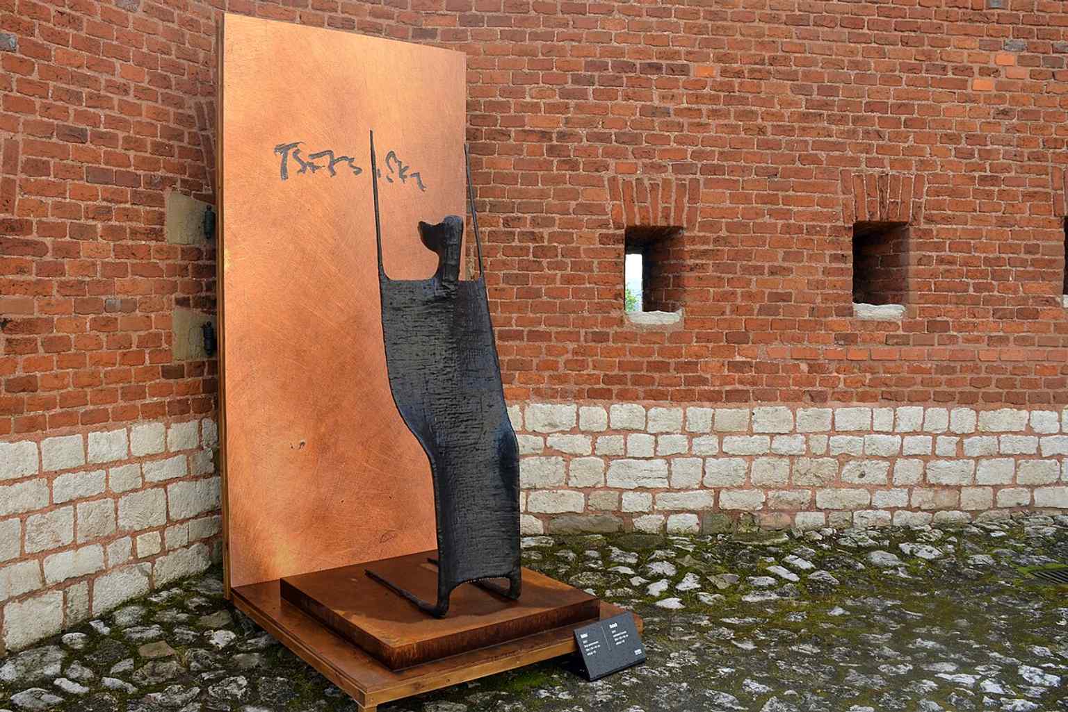 Beksiński’s sculpture in the royal gardens connects the castle to its newest landscape layer, the restored Renaissance-style gardens.