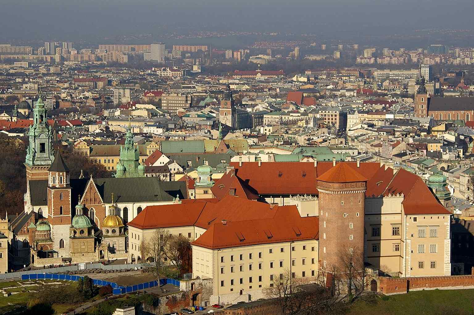 A balloon view over Wawel Hill and the river bend — ideal for showing how the castle dominates Kraków’s skyline.