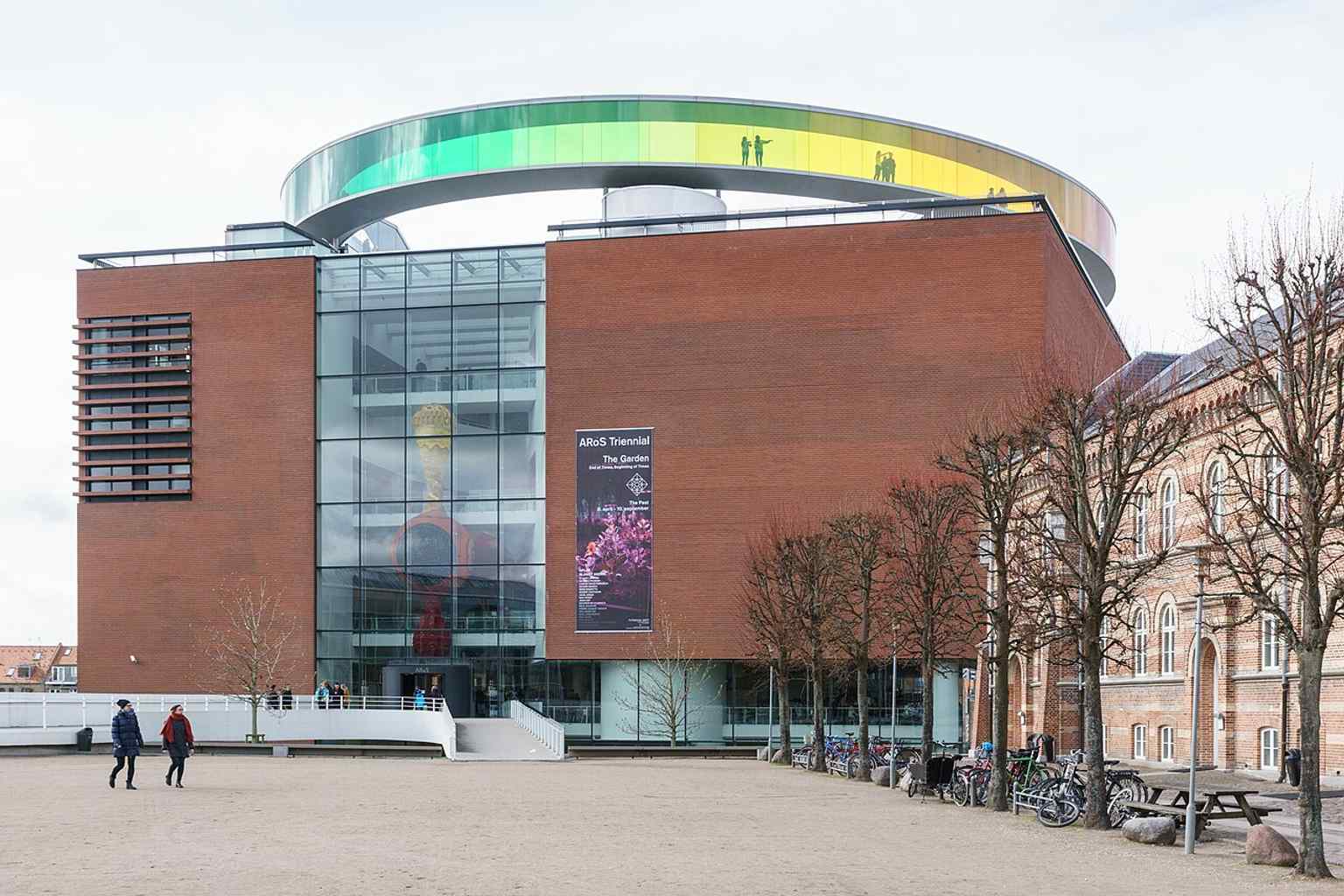 ARoS seen in 2017, highlighting the landmark’s bold form and the rooftop rainbow installation that draws visitors from across the city.