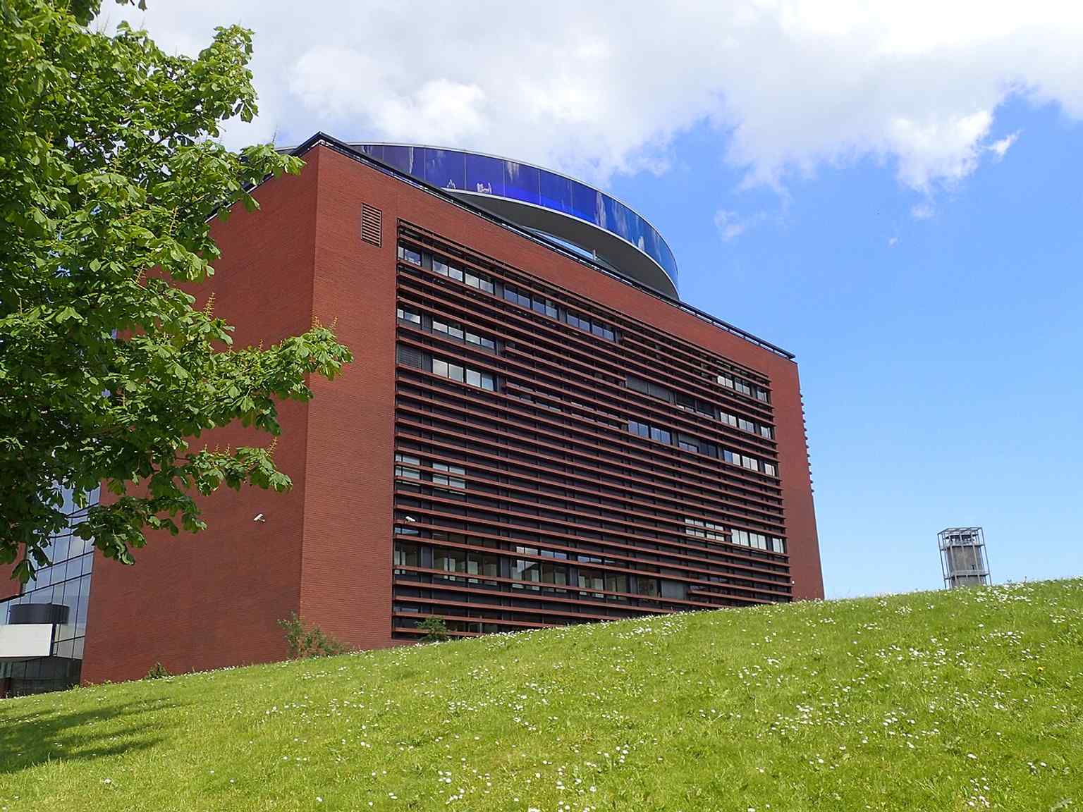 Seen from Musikhushaven, this angle shows how ARoS sits beside Aarhus’s cultural quarter and urban park landscape.