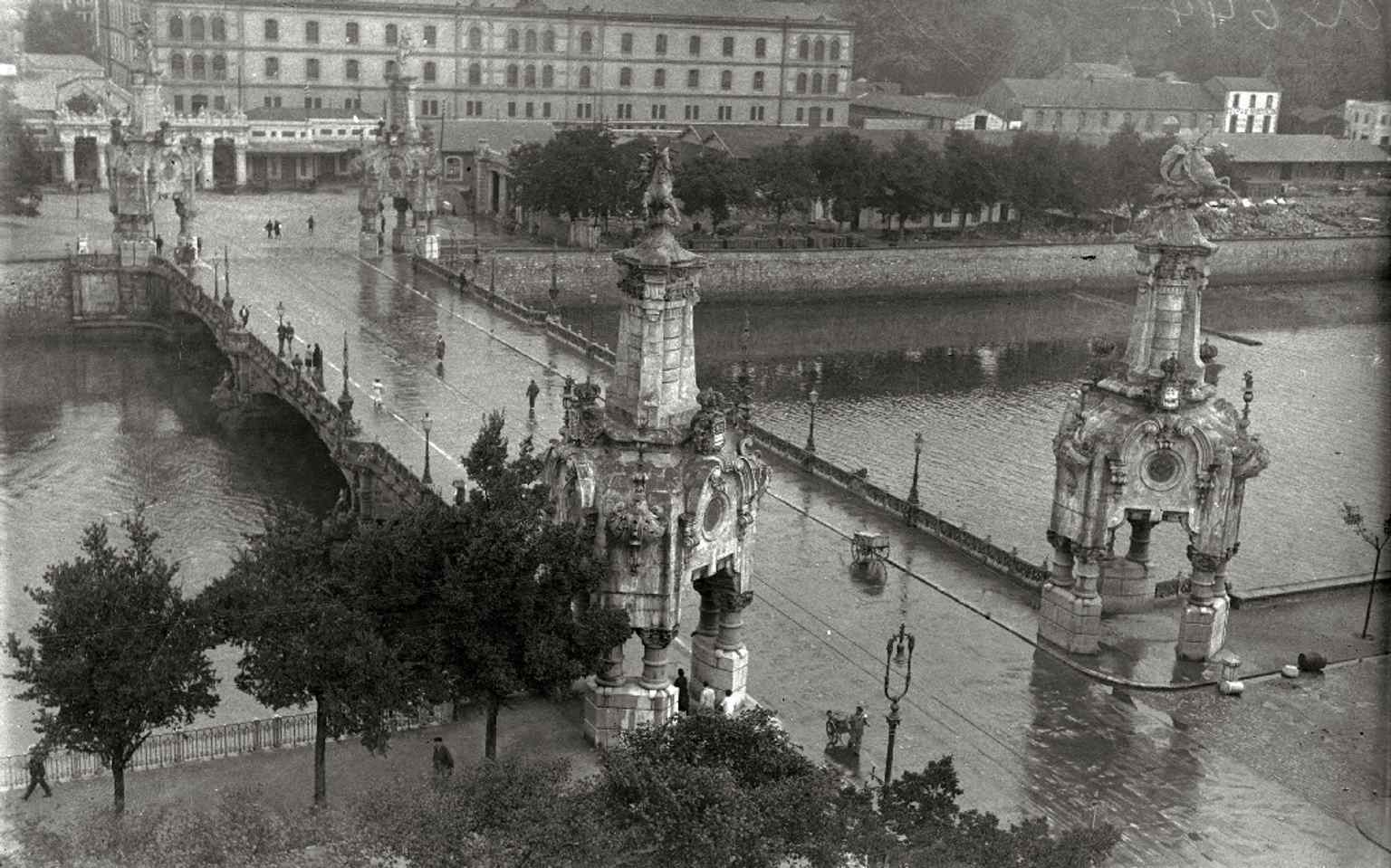 A 1924 view of María Cristina Bridge, showing the elegant early-20th-century river crossing that replaced the old wooden walkway.