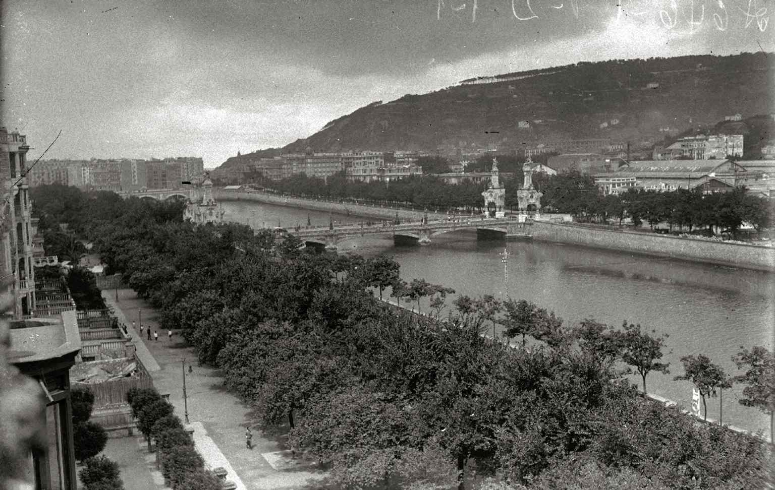 Another 1924 historic view of the bridge over the Urumea, useful for showing its monumentality before later restorations.