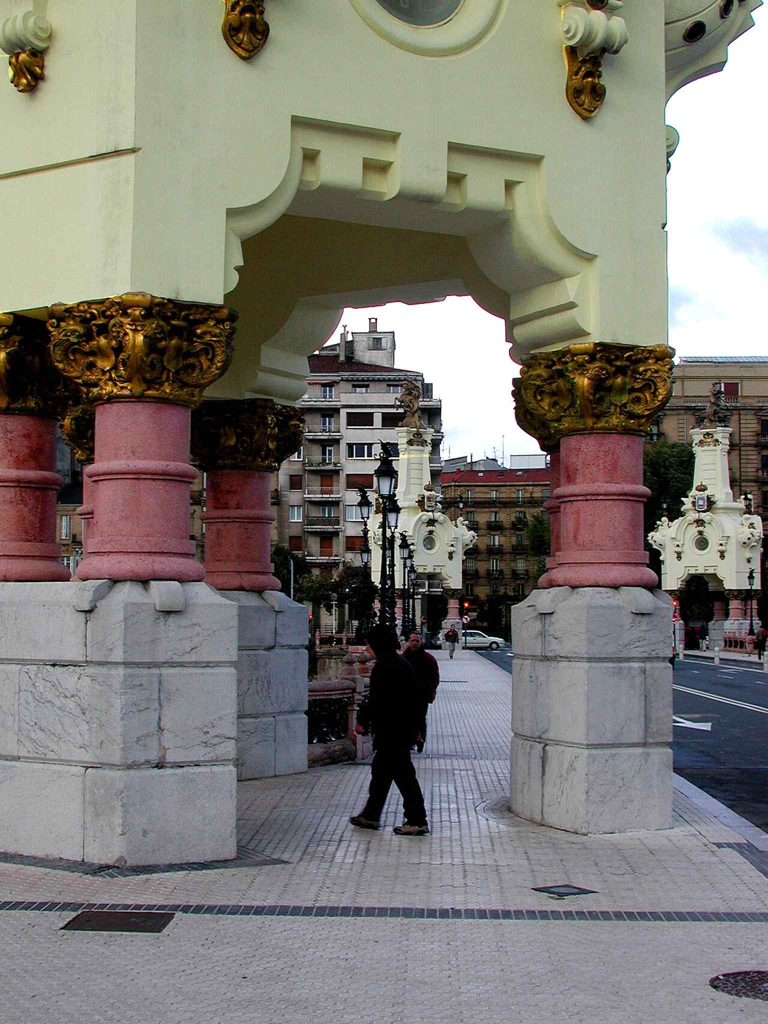 A straightforward full view of the bridge in San Sebastián, good for introducing the landmark’s overall structure.
