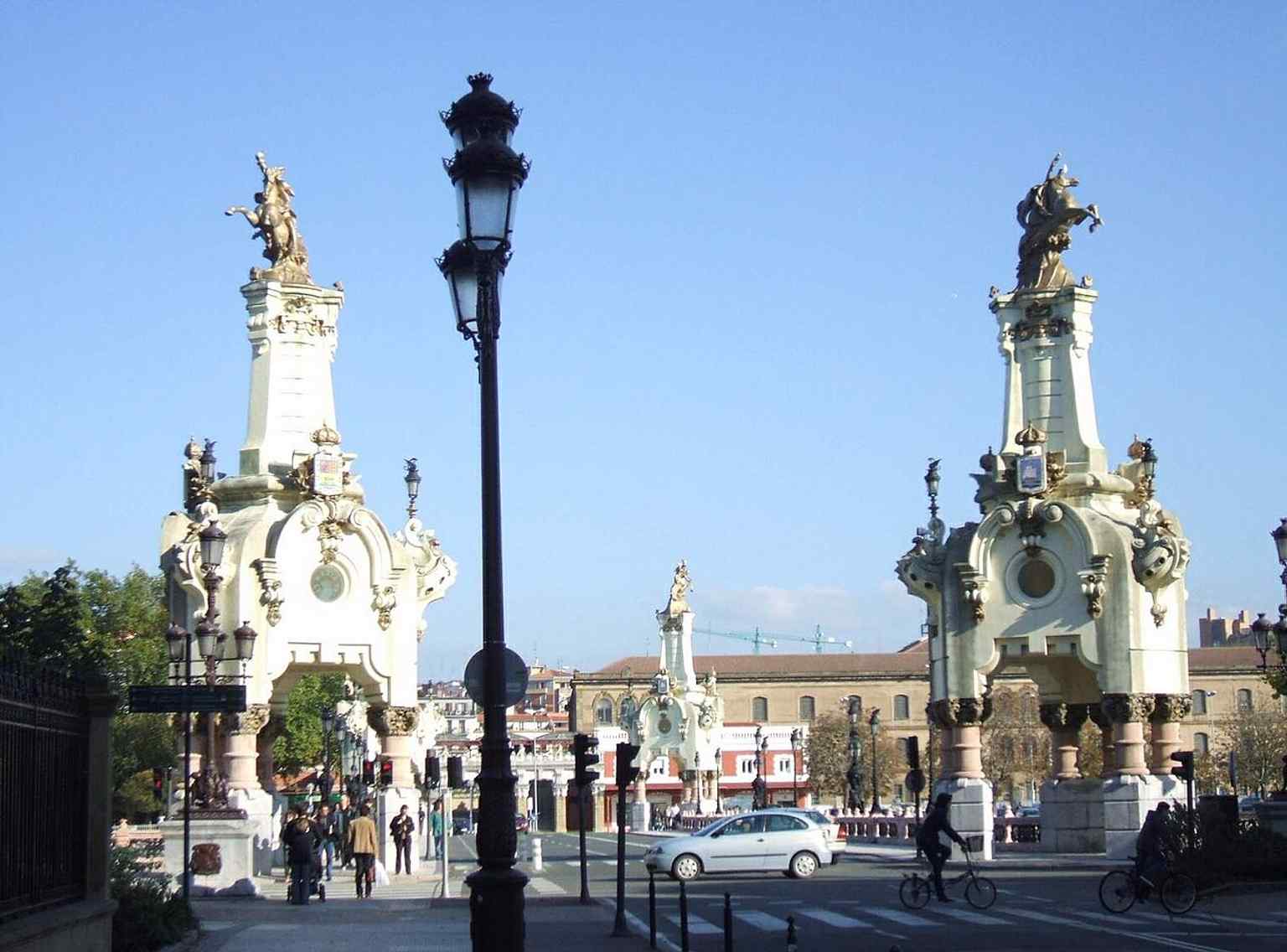 This angle shows the bridge spanning the Urumea with its ornate ends, a reminder that it was built as both infrastructure and civic statement.