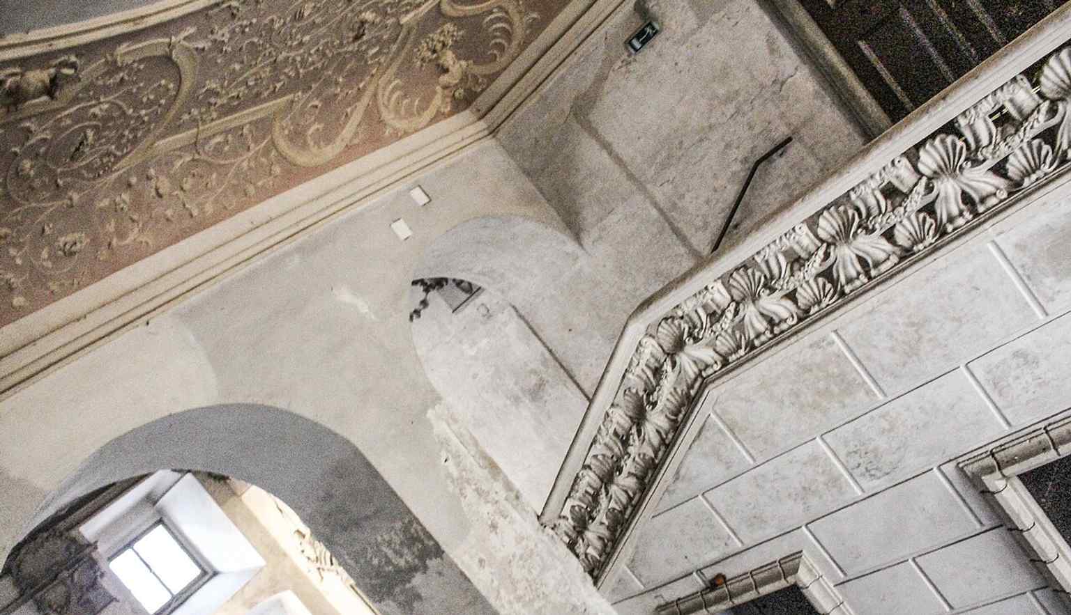 An additional close-up of palace decoration, helping illustrate the varied sculptural and stucco details across the building.