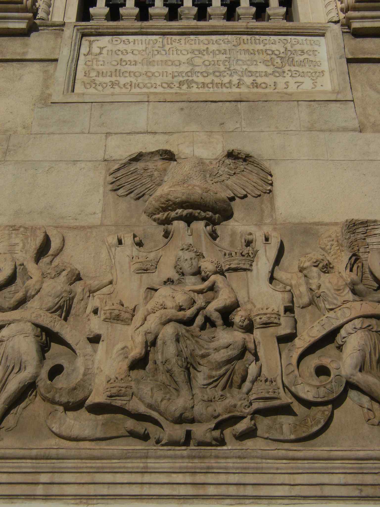 This relief of the Matron of Murcia, dating from 1575 and sculpted by Hernando de Torquemada, symbolizes the city's hospitality with the matron breastfeeding a child, topped by a pelican for abundance.