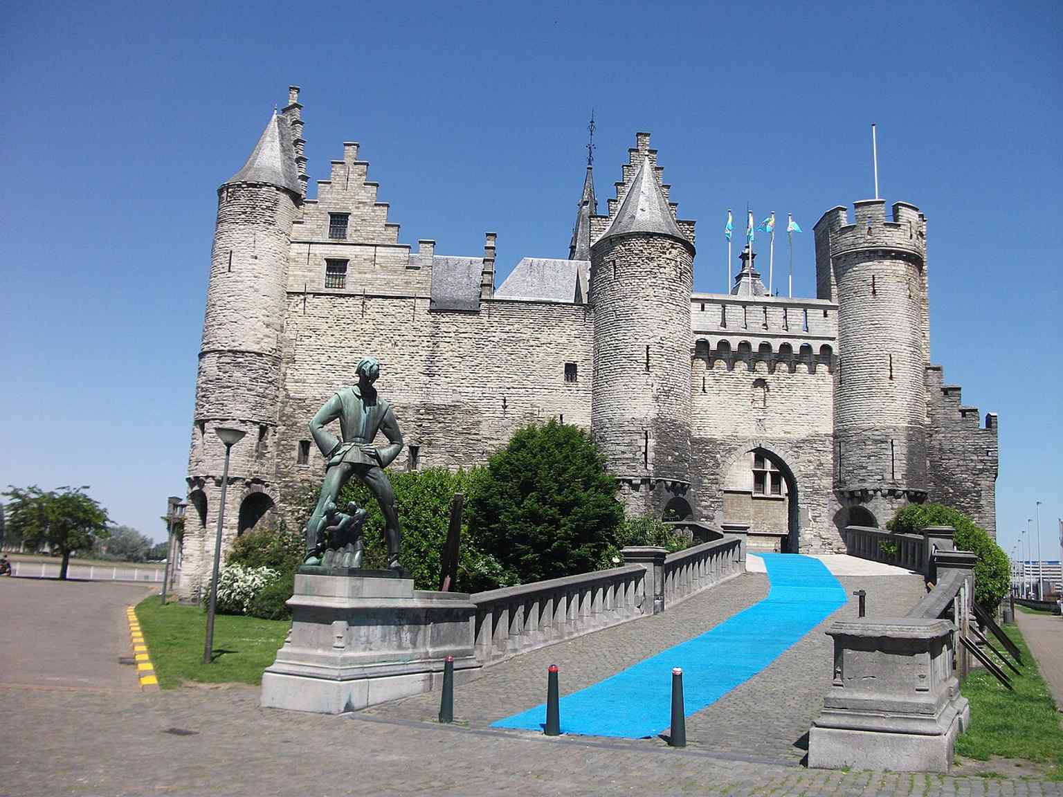 The entrance ramp with the Lange Wapper statue — folklore says this giant once lived at Het Steen, and the statue has stood here since 1963.