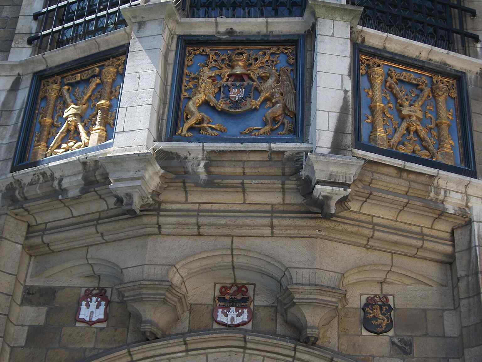 Plaques on the back of Het Steen, including tributes to the 1944 liberation of Antwerp, showing how the building carries layers of memory.