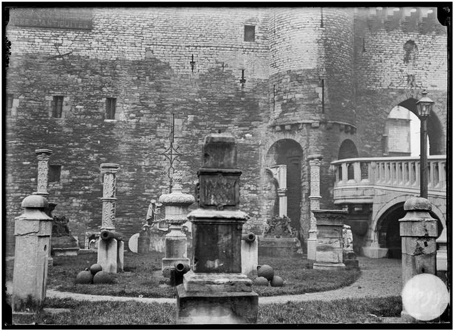 An early 20th-century view of Het Steen when it housed the National Maritime Museum, before the modern restoration and visitor-center conversion.