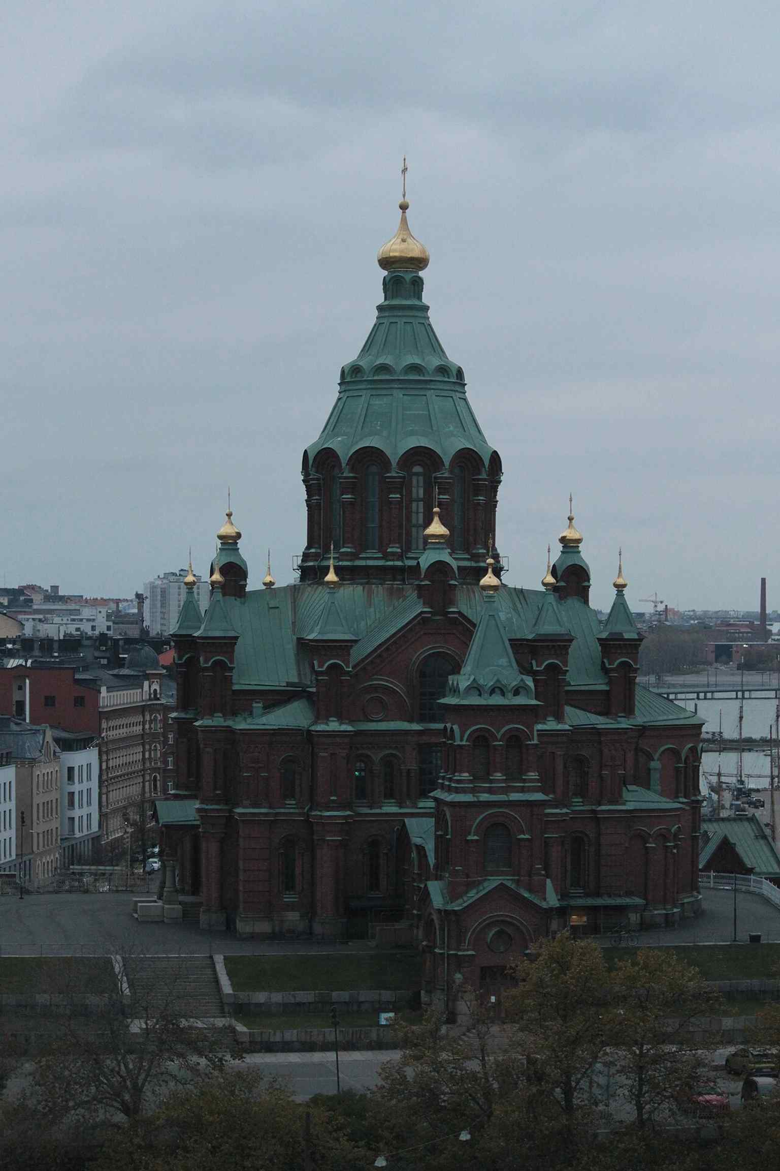 A bird’s-eye view from the nearby ferris wheel shows the cathedral’s position in central Helsinki and its commanding hilltop presence.