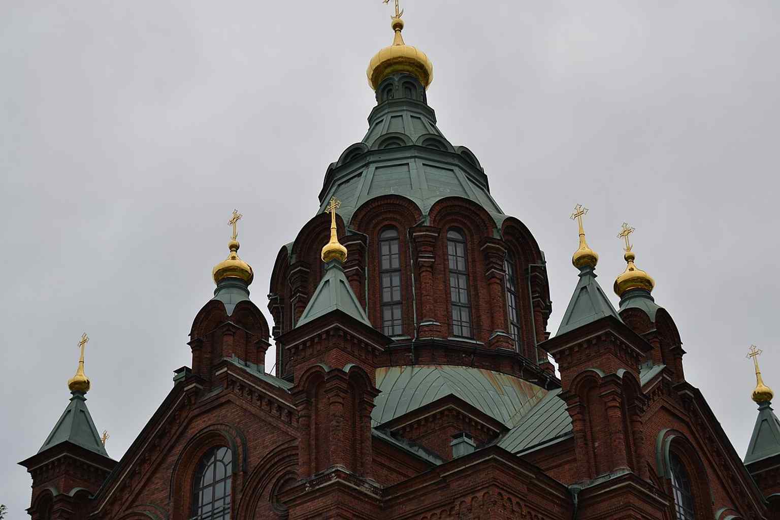 Roof details and gilded cupolas recall the major restoration campaign that re-gilded the domes in the 1960s and again in the 2000s.