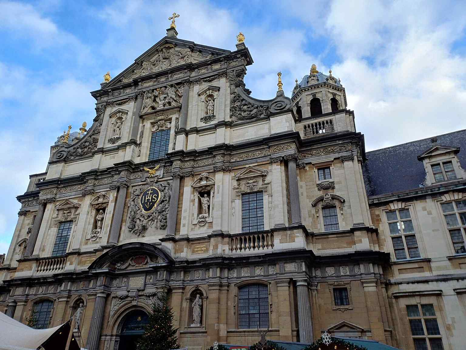 A crisp wide view of the Baroque western facade, inspired by the Gesù in Rome and famously towering above the church itself.