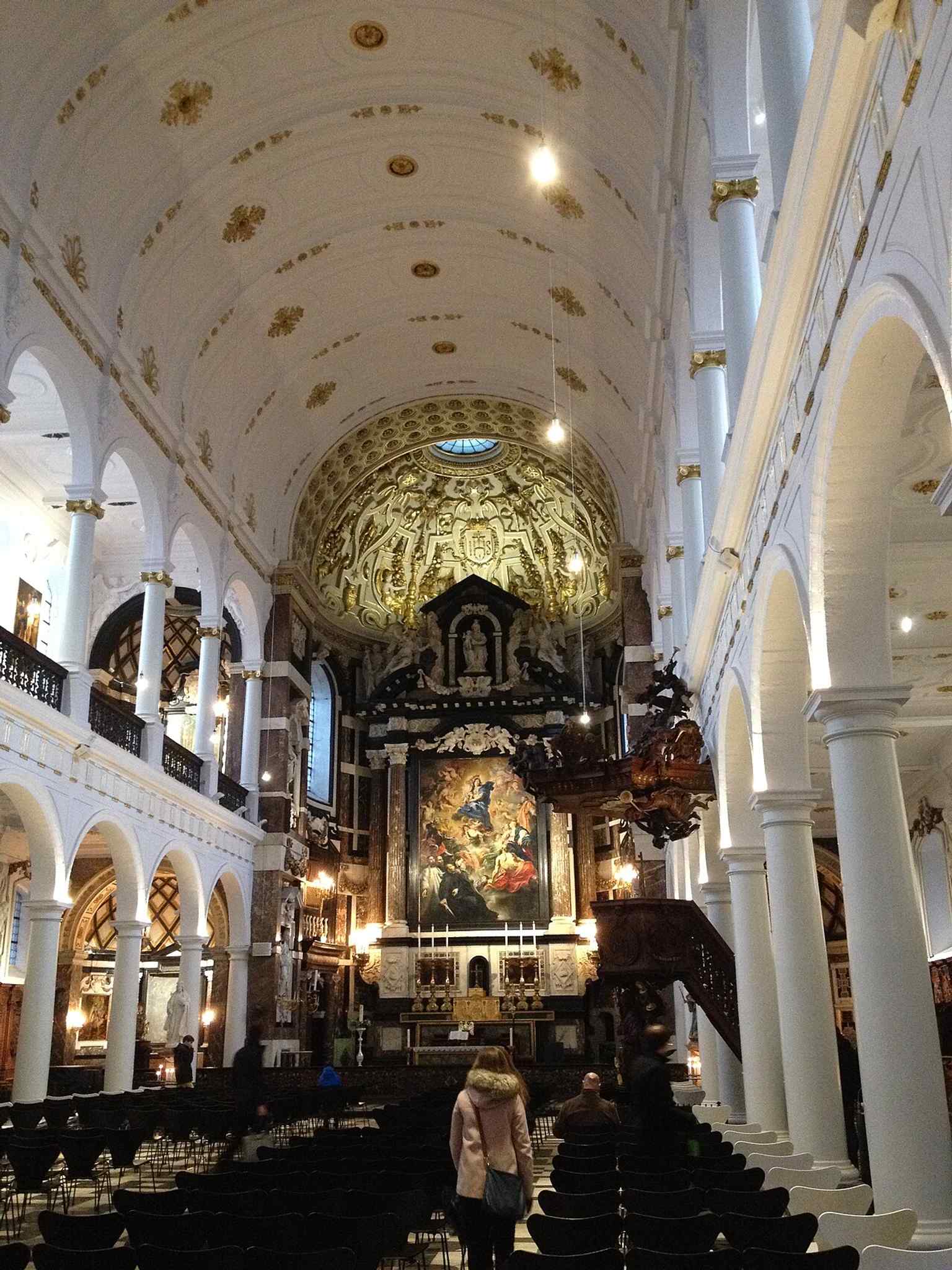 A bright nave view that shows how the rebuilt interior still carries the church’s Baroque atmosphere after the 1718 fire.