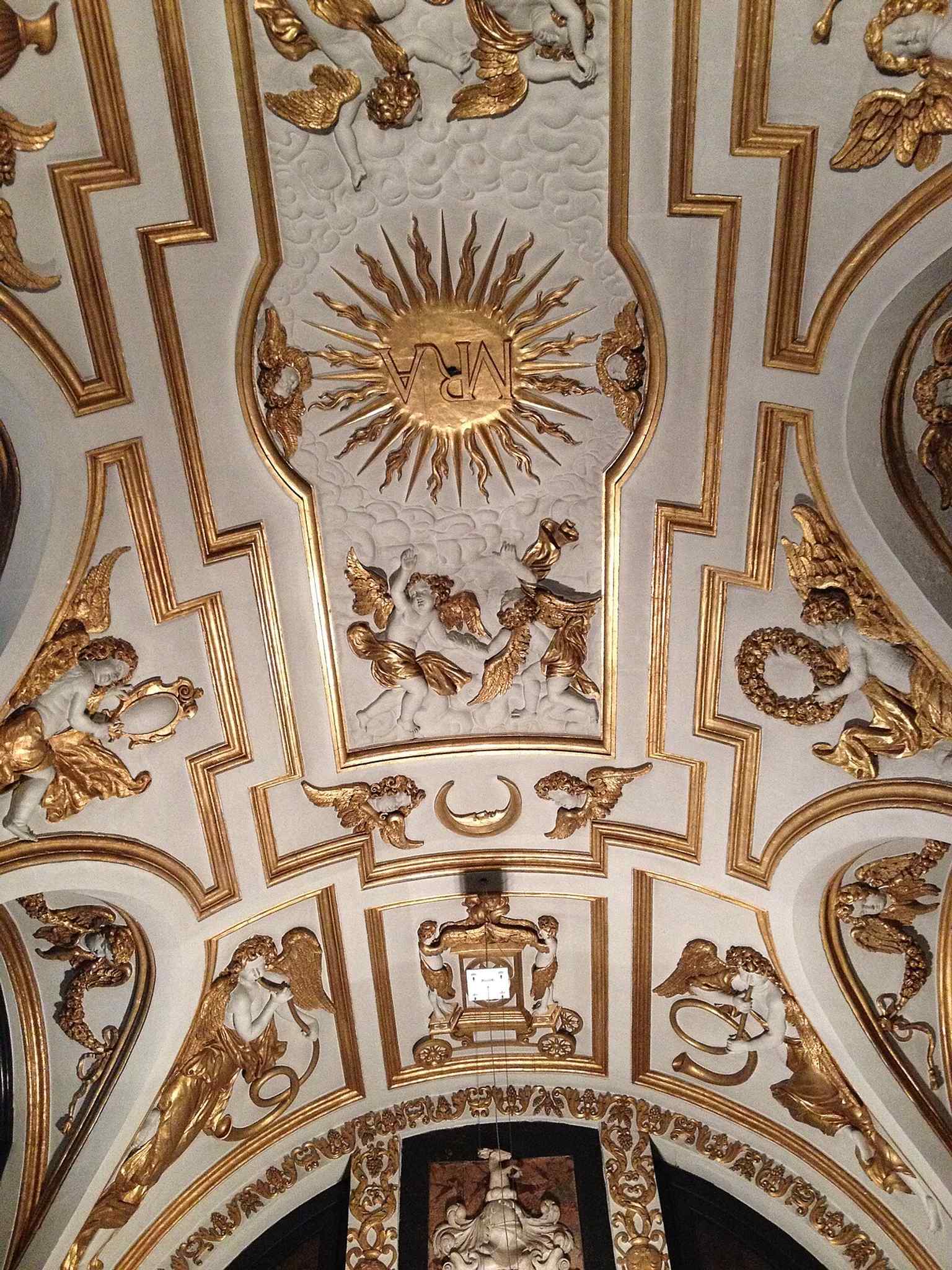 The decorated ceiling recalls the lost Rubens cycle that once made this interior famous as a “marble temple.”