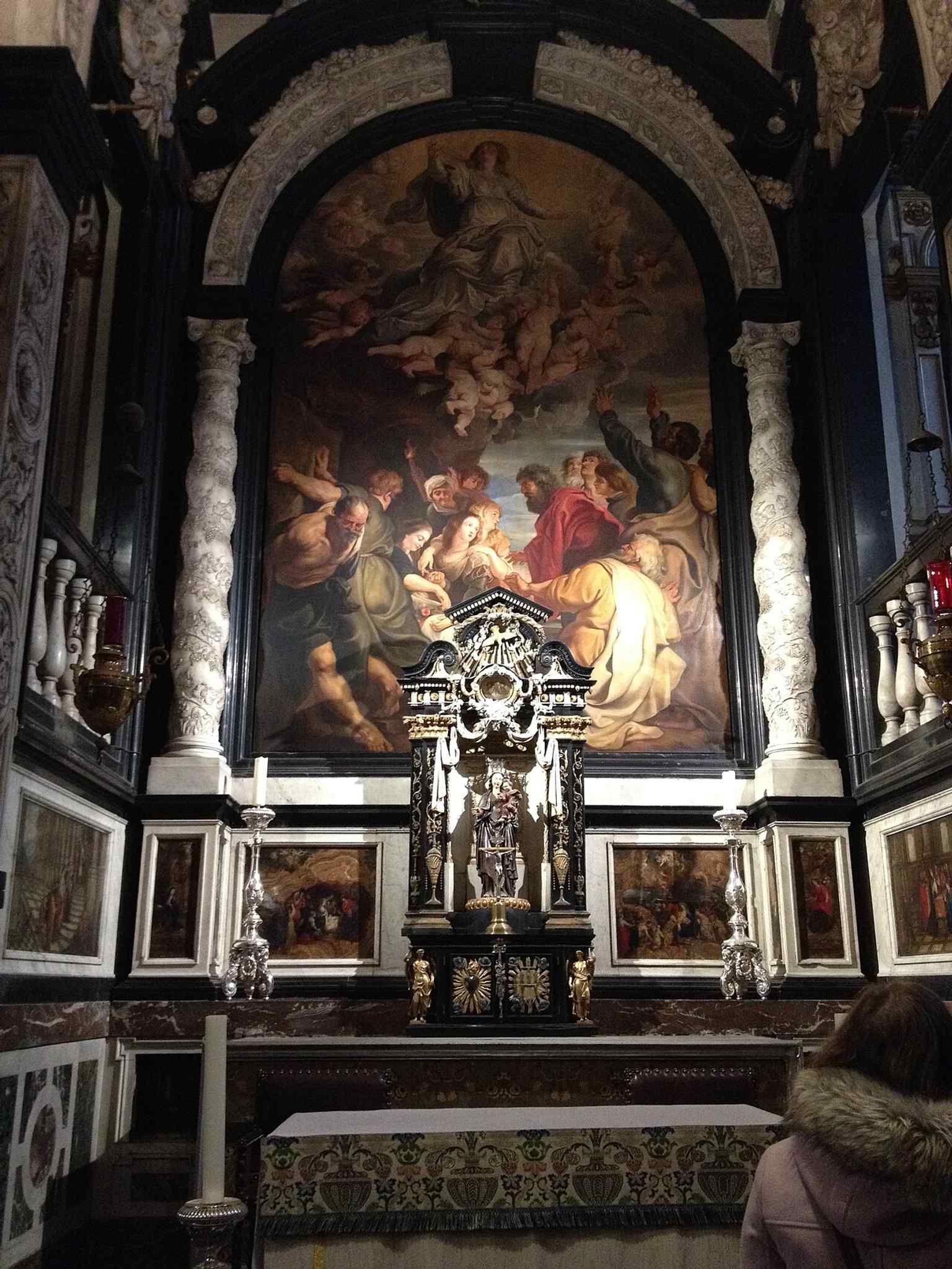 An altar-focused view that fits the church’s rich artistic history, including works by Peter Paul Rubens and later Baroque painters.