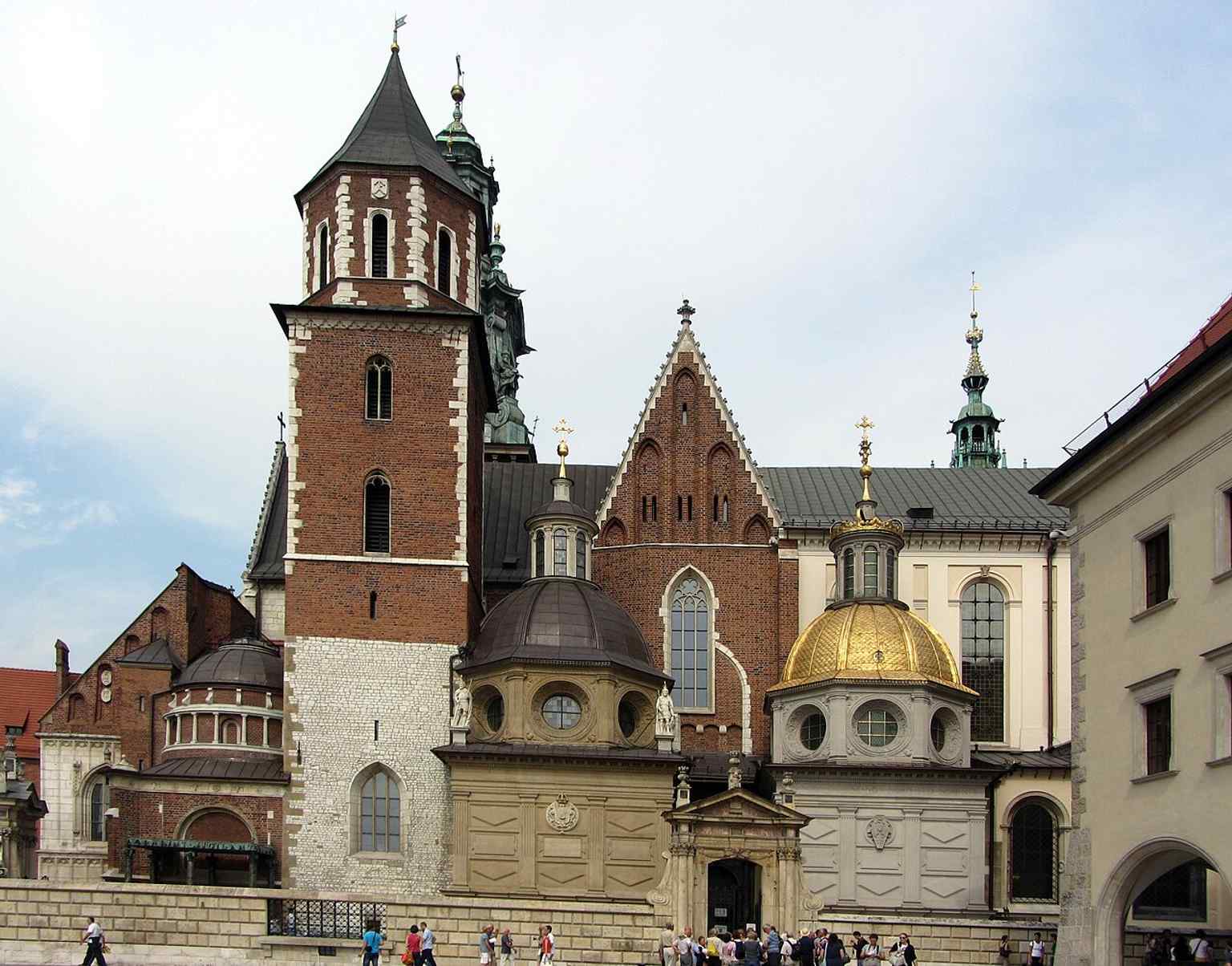 The south side with the Sigismund and Vasa Chapels, two of the most important royal mausoleums on the cathedral’s exterior.