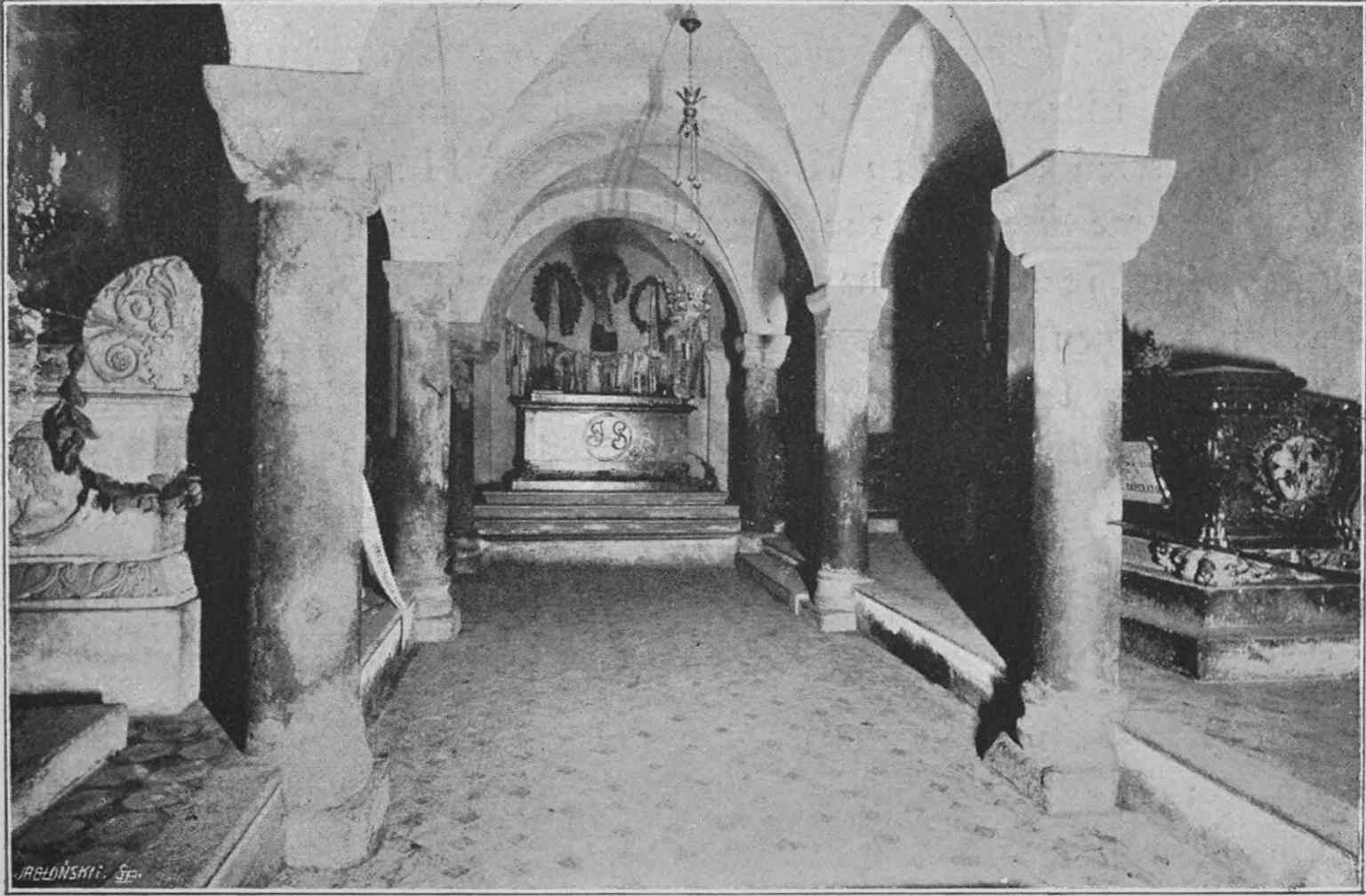 An early 20th-century look at the Romanesque crypt, the underground remnant of the older cathedral beneath today’s Gothic church.