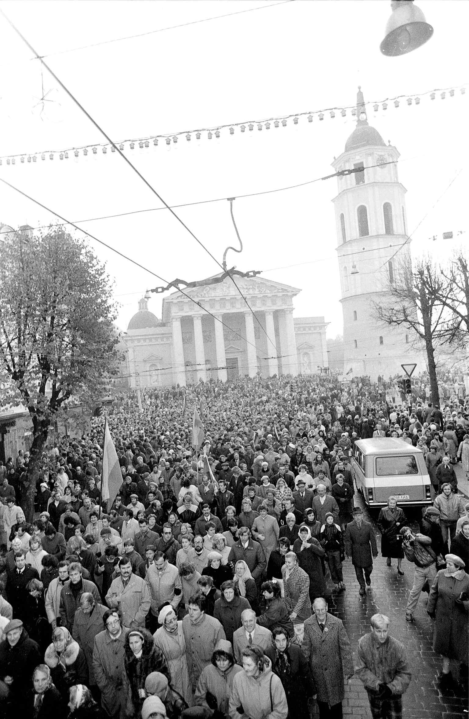 The crowd gathered after the 1988 mass restoring the cathedral to the Catholic community — a powerful image of the end of Soviet-era suppression.