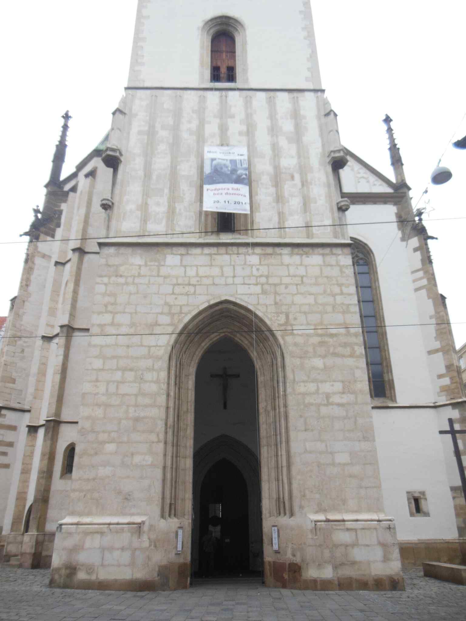 The main entrance on Jakubské náměstí, a good starting point for the story of the church’s late-Gothic exterior.