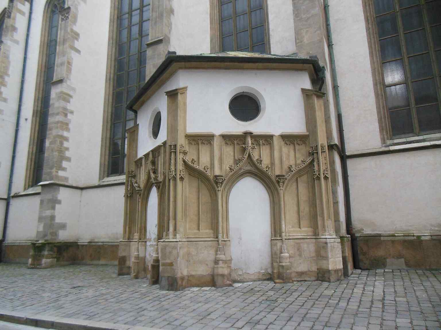 The north-side chapel addition, recalling the many now-lost chapels that once formed a whole urban complex around the church.