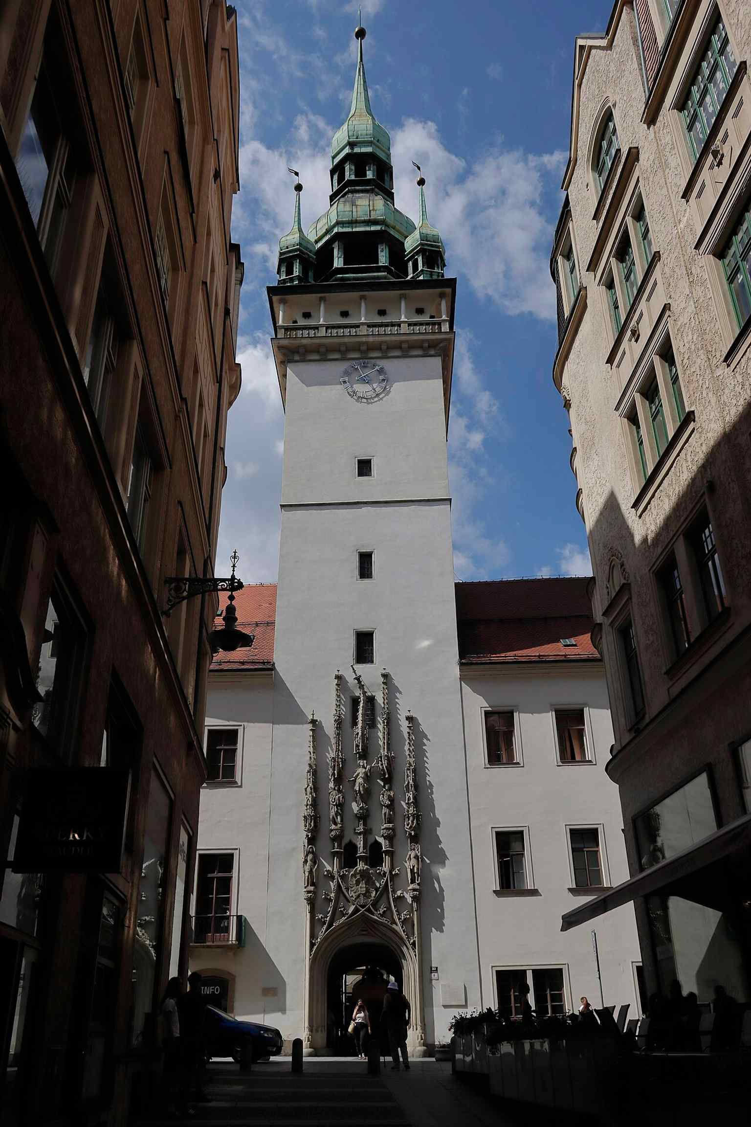The tower and portal together, showing the Old Town Hall as a landmark between Zelný trh and Svobody Square.