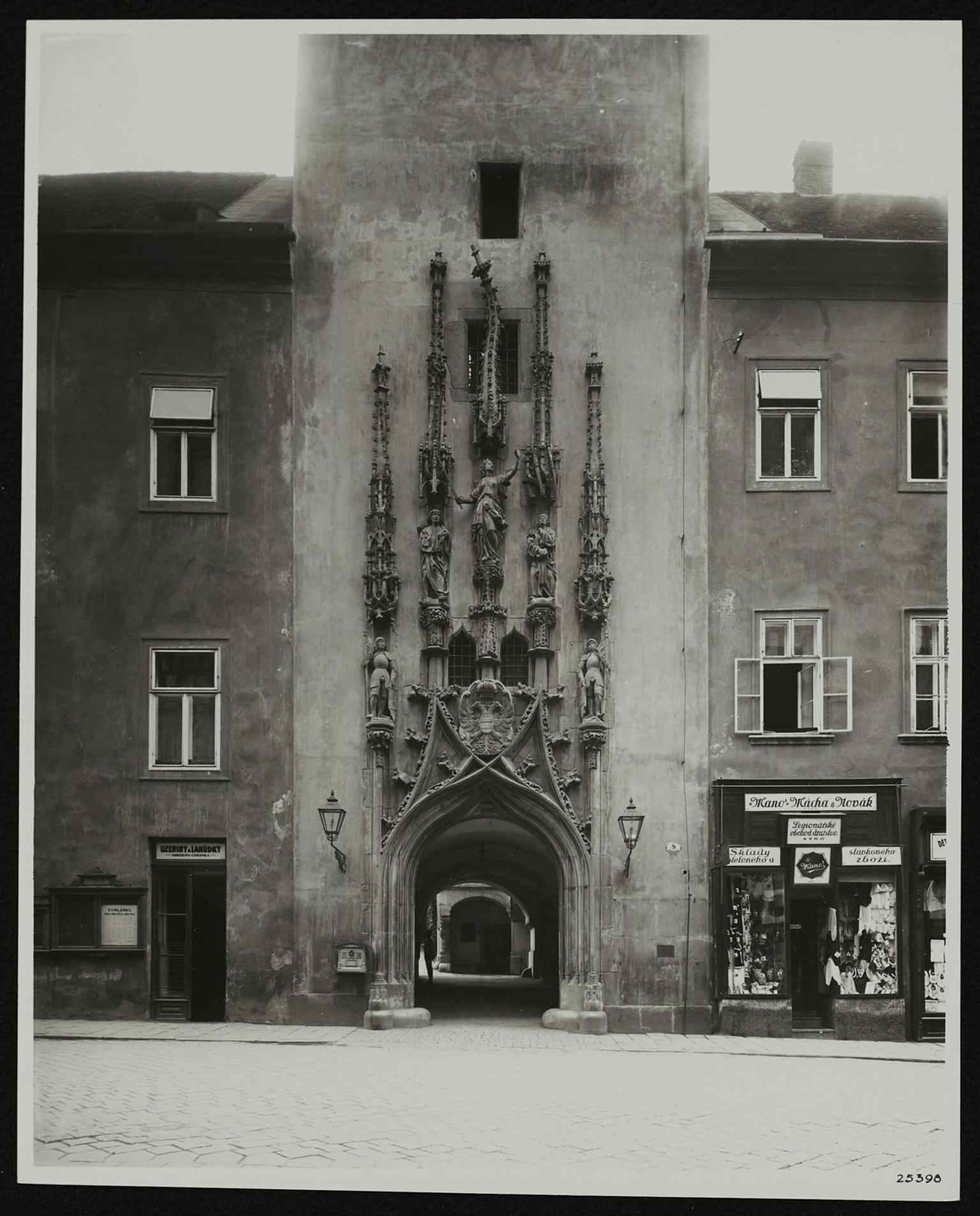 A historic view of the Old Town Hall portal from the early 20th century, before later restoration work.