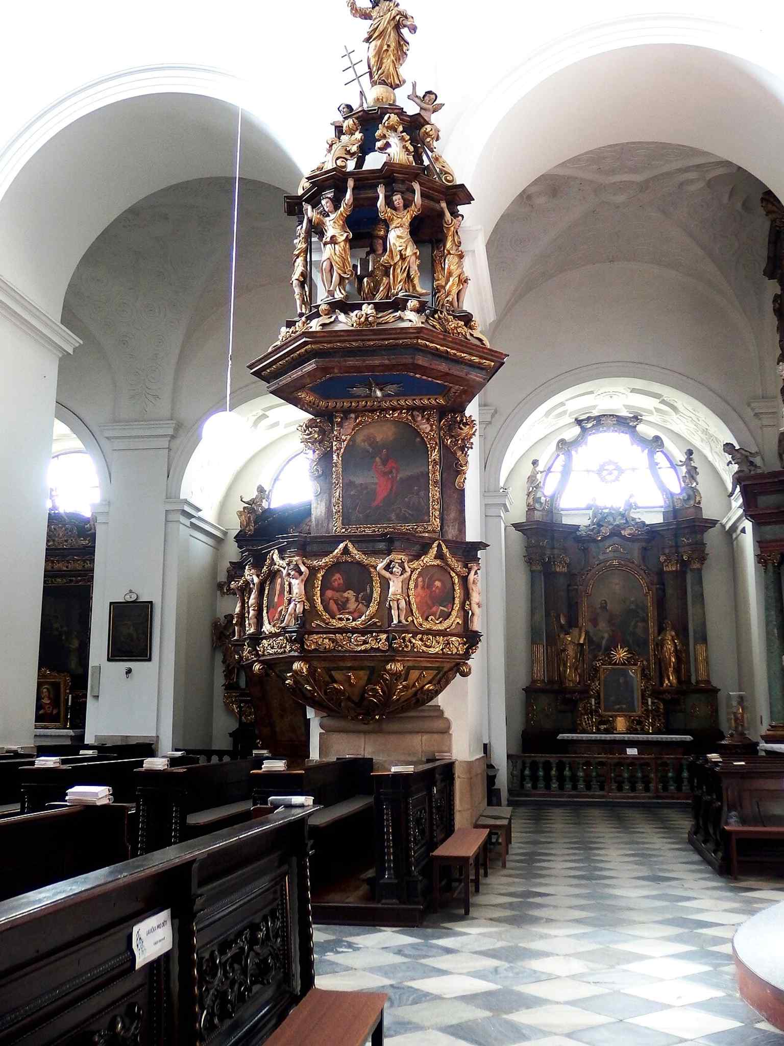 The pulpit, a notable Baroque furnishing linked in the source to sculptor Ferdinand Pfaundler.