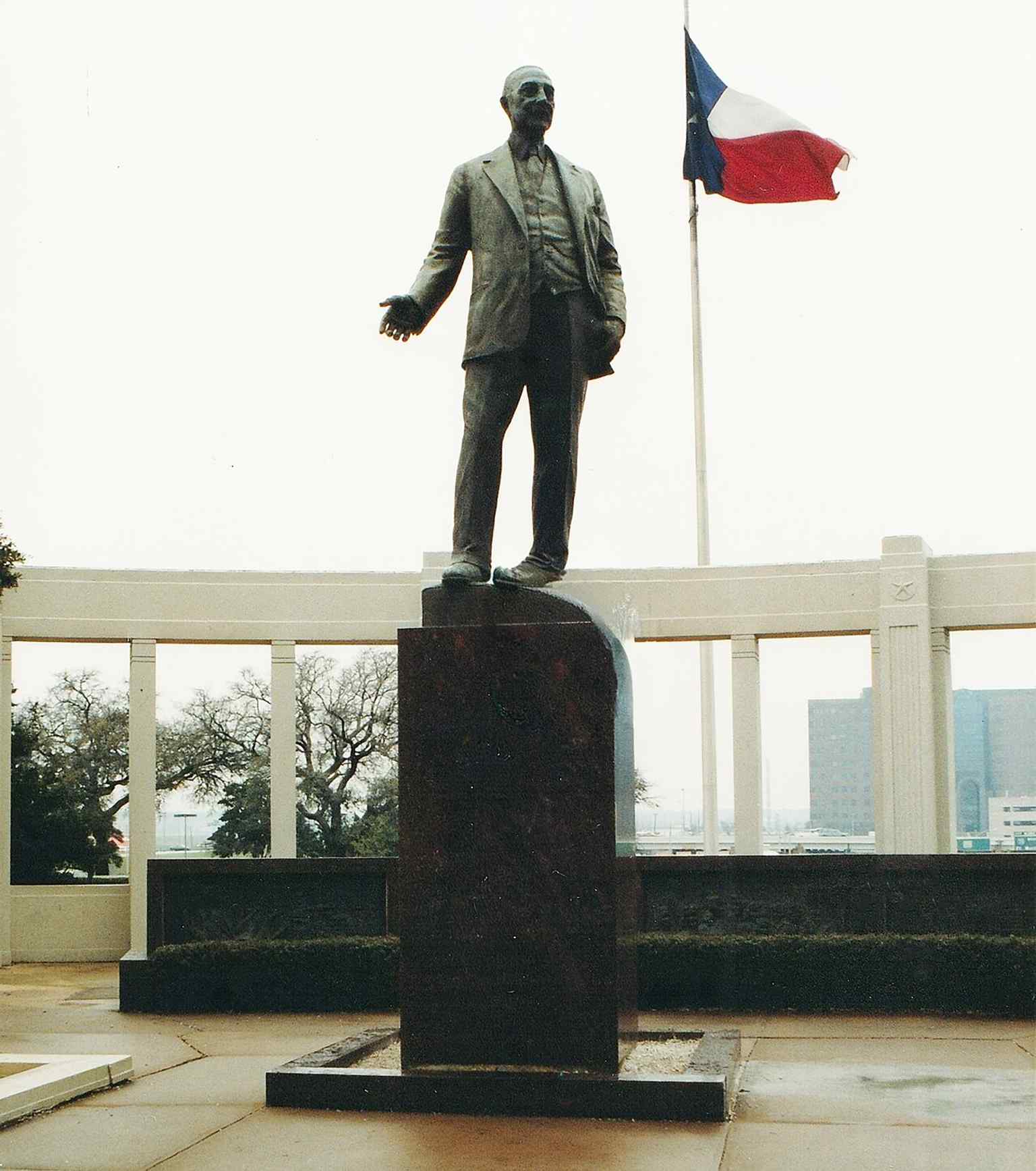 The Kennedy Memorial is the later cenotaph added one block away, showing how the site became a place of remembrance as well as history.