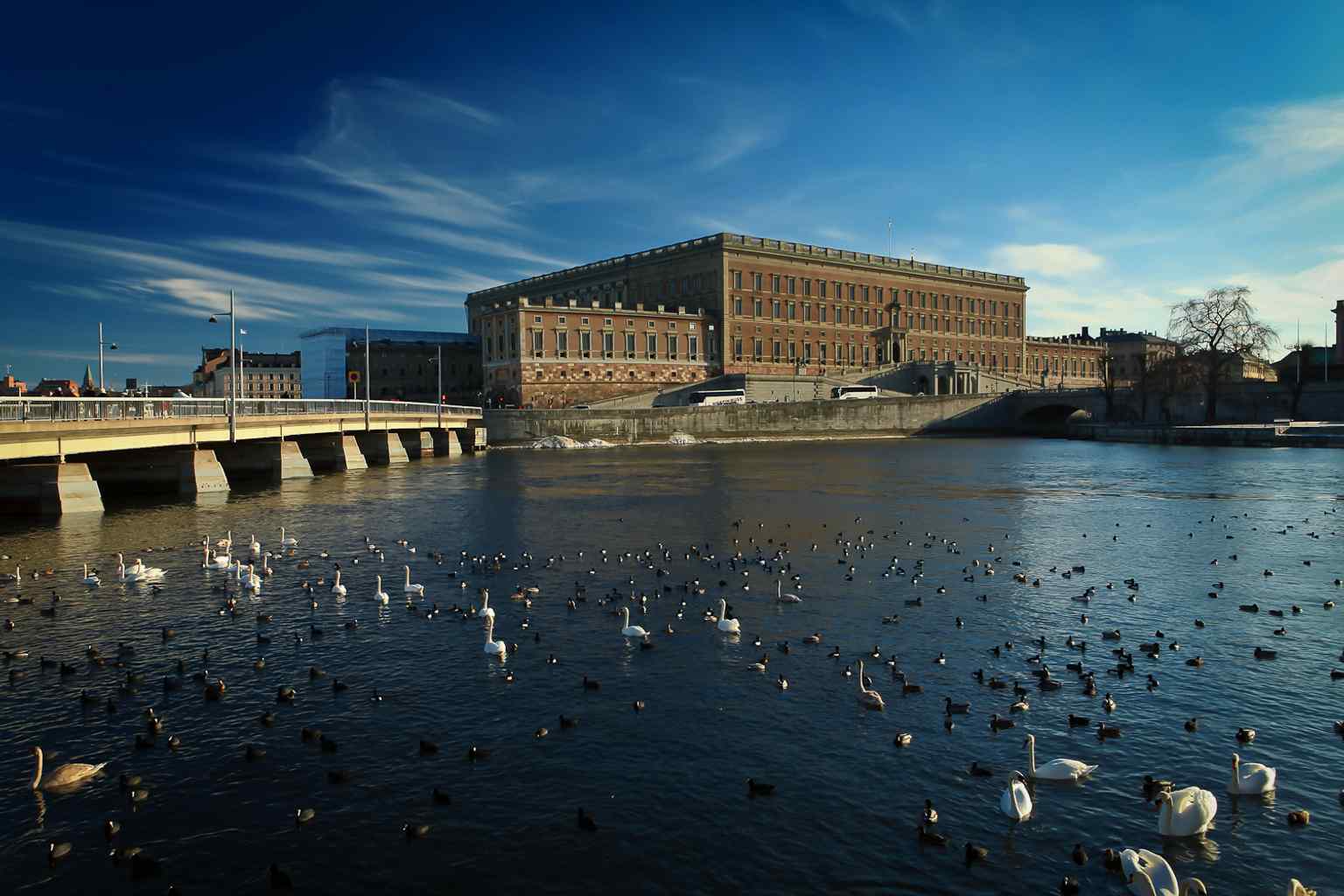 The palace stands majestically by Norrström, reflecting its strategic location in Stadsholmen, where the original Tre Kronor Castle was built in the 13th century to defend Lake Mälaren.