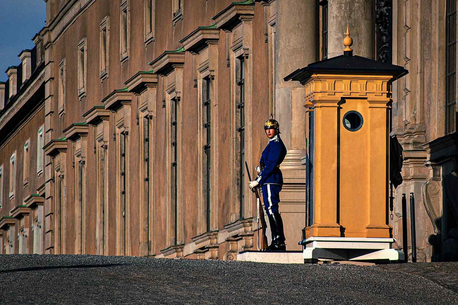 A guard scene at the palace exterior, matching the daily military presence that has protected the royal family since 1523.