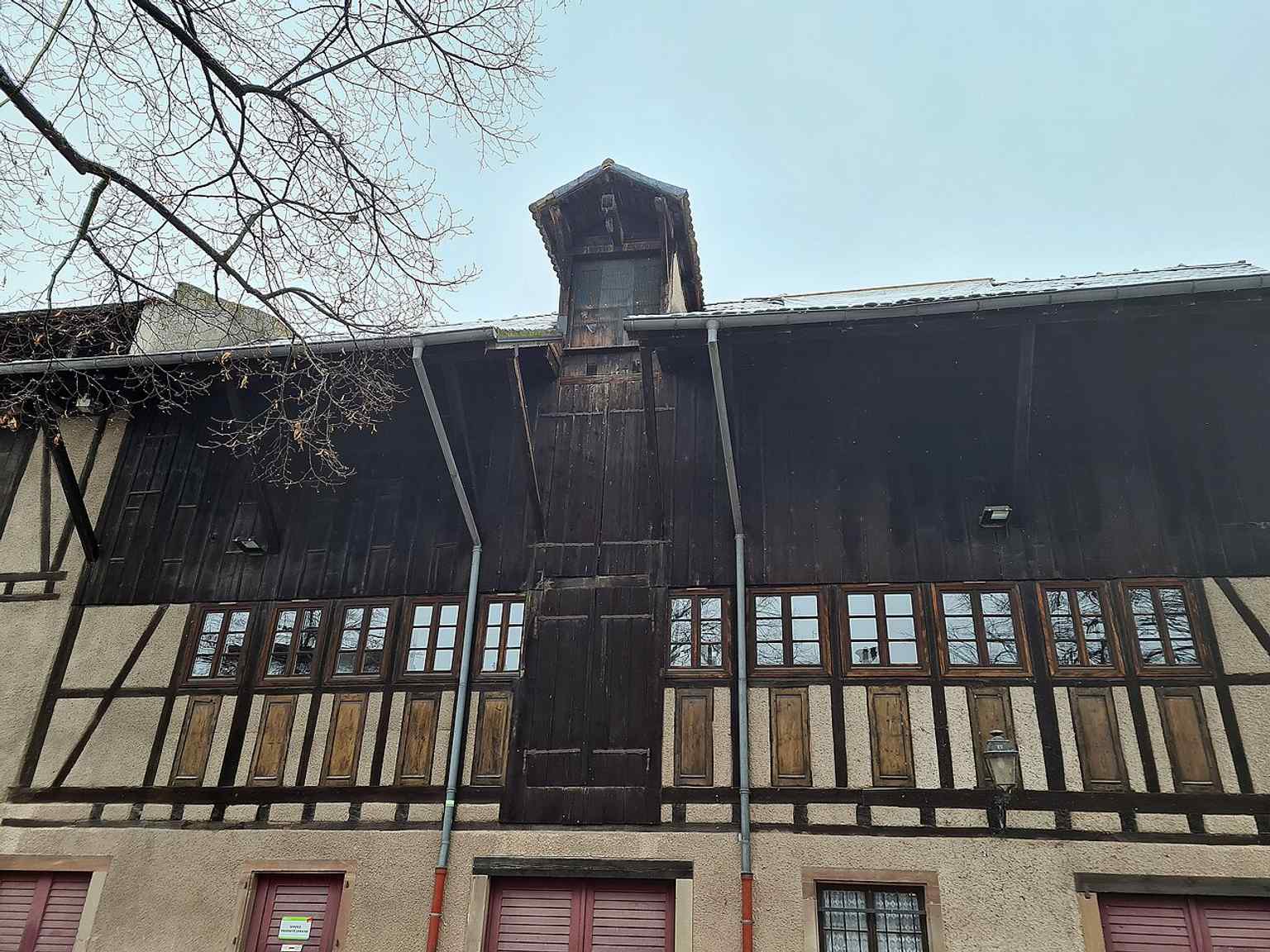 An old warehouse behind Rue des Moulins reminds us that Petite France was not only scenic, but also a working riverside quarter.