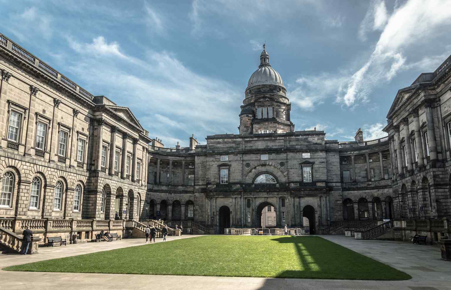 En storslagen vy av Old College i Edinburgh, vars massiva sandstensfasad syns här på en bild från 2014.