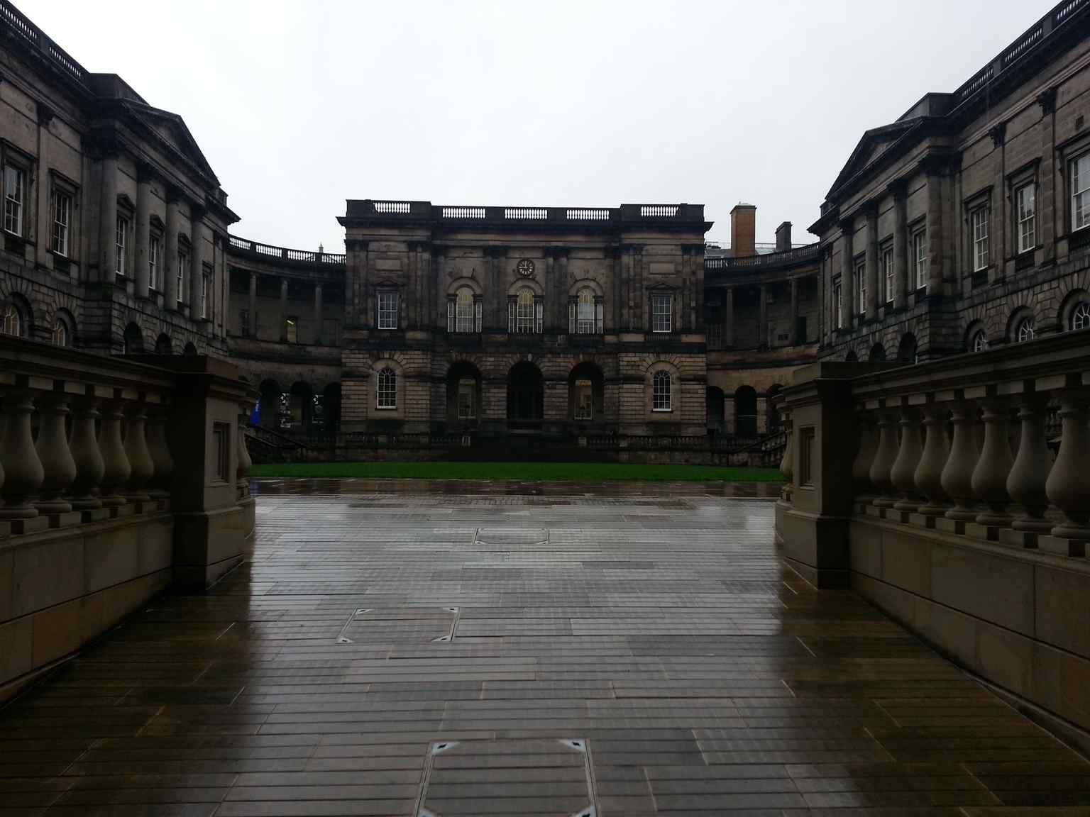 Universitetets imponerande slutna innergård, en så kallad quadrangle, fotograferad 2013.