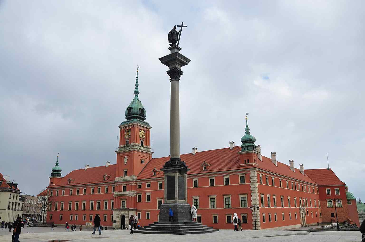 A clear wide view of Sigismund’s Column beside the Royal Castle, showing how it anchors Castle Square today.