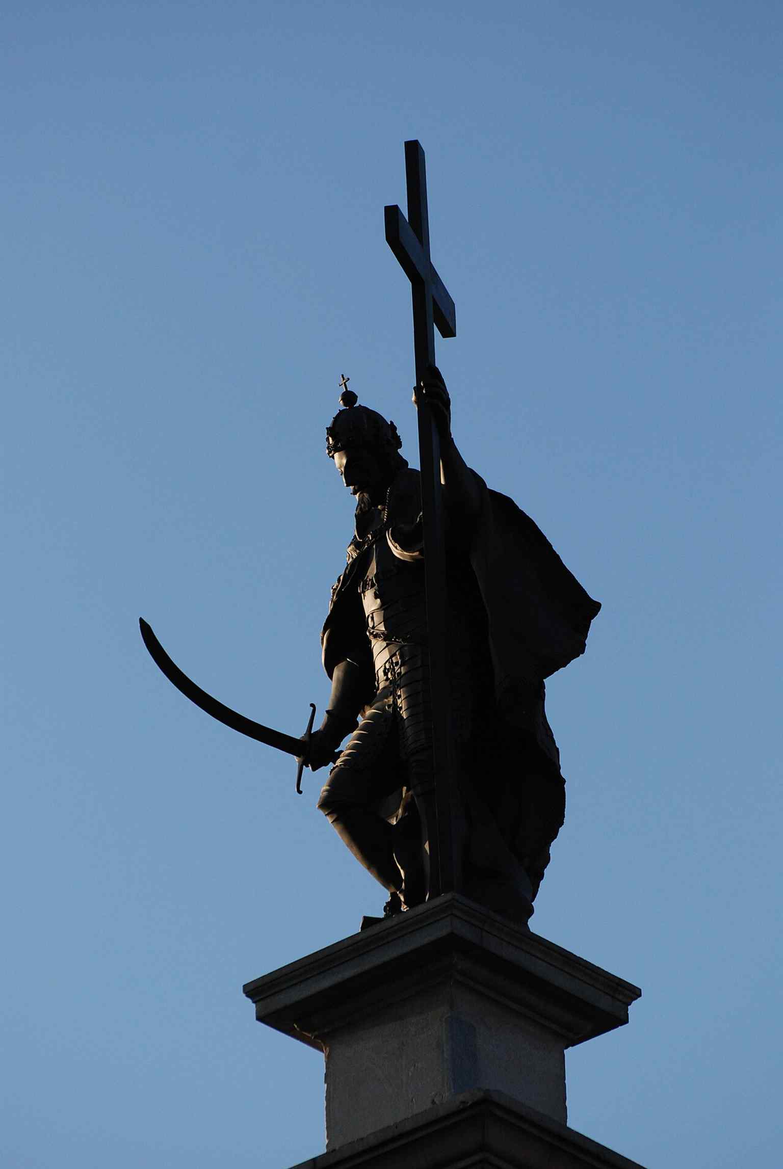 The crowned king with sword and cross — the exact bronze figure that made this the first secular column monument in modern Europe.