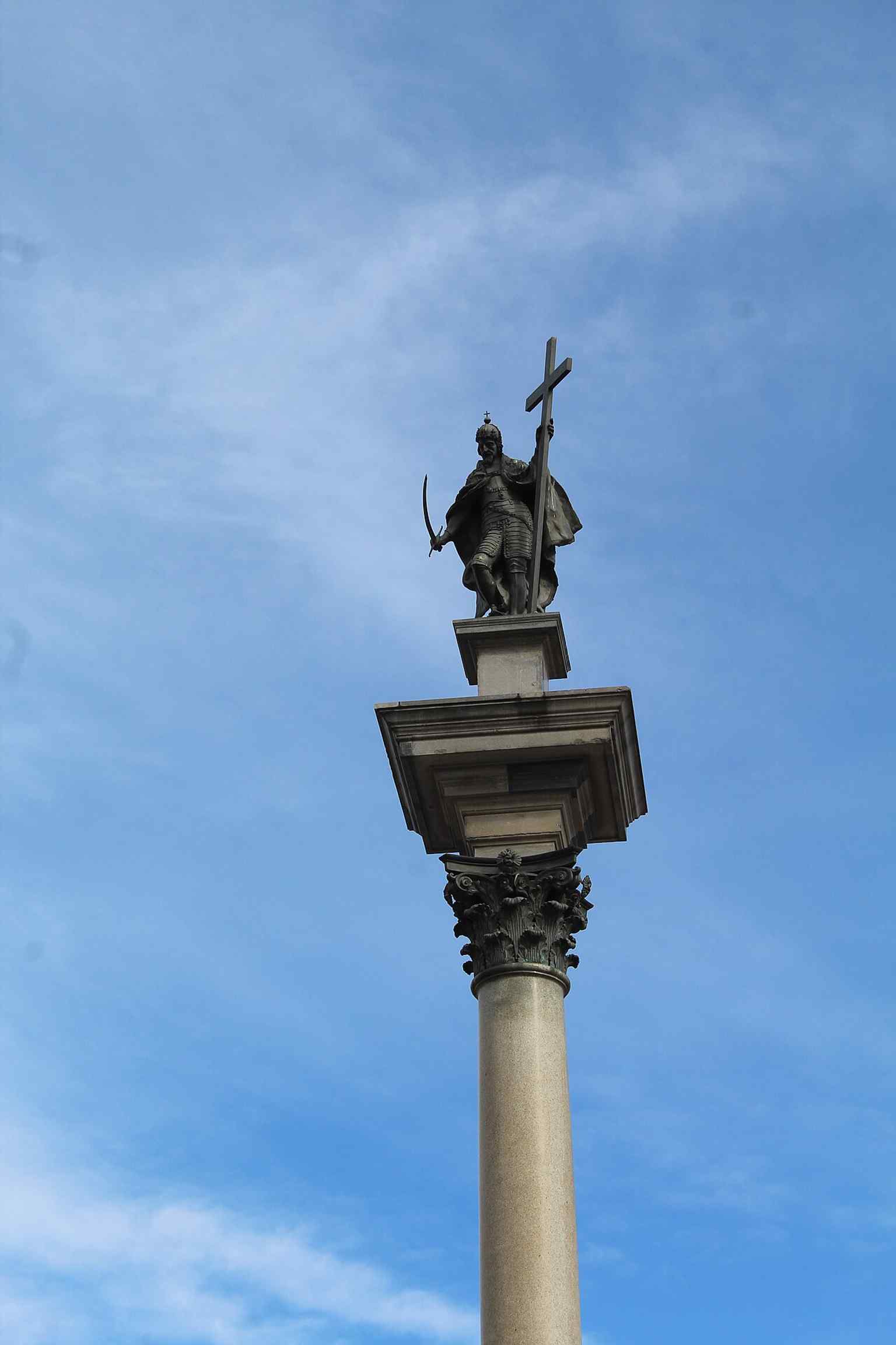 A close look at the statue’s upper section, useful for telling the story of the king’s iconic pose and bronze craftsmanship.