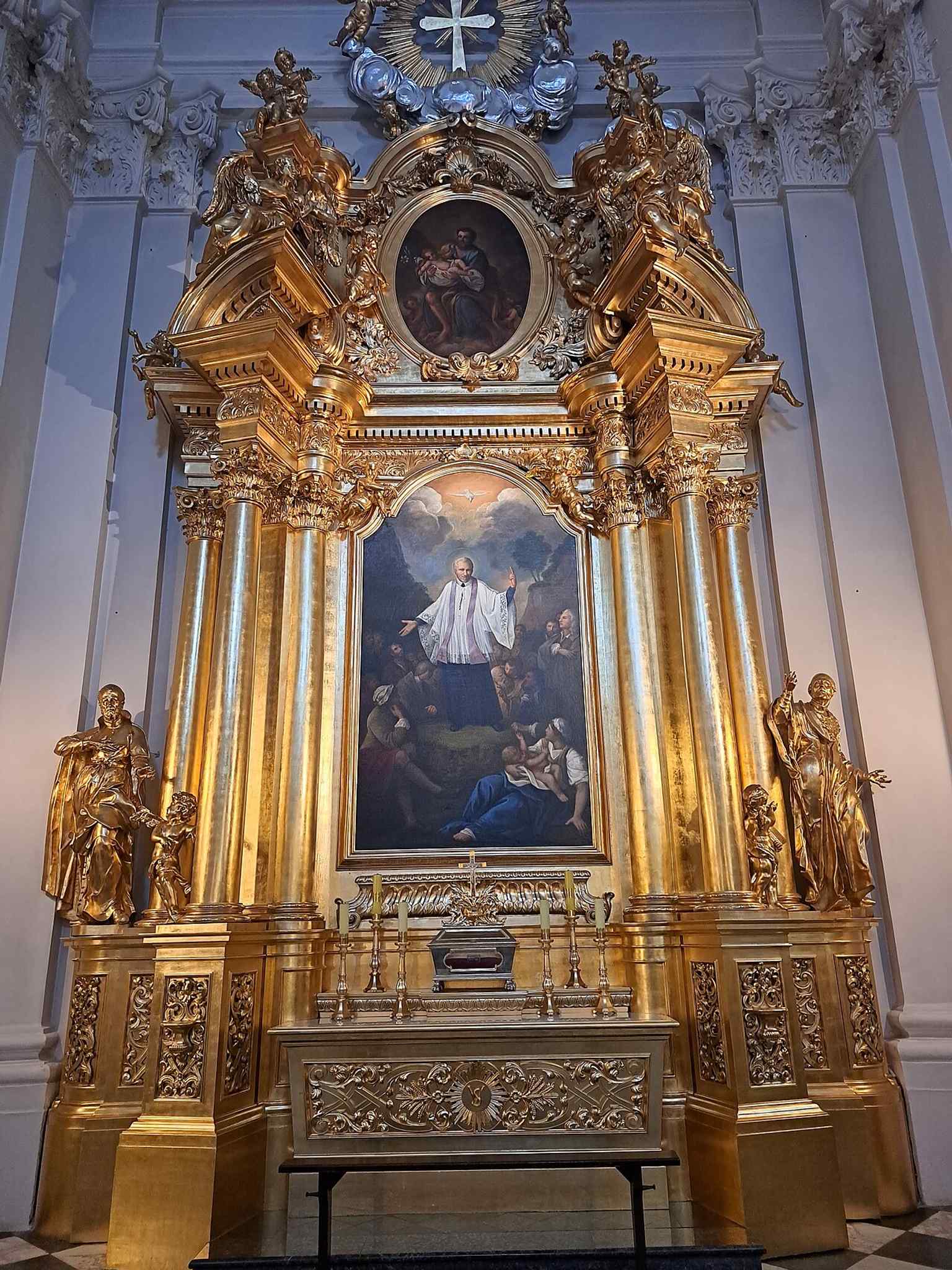 The St. Vincent de Paul altar, dedicated to the congregation that has served Holy Cross since the 17th century.