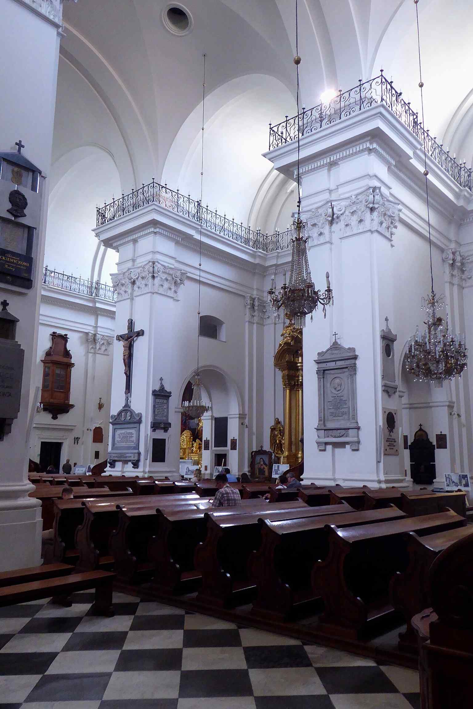 An interior nave archway, showing the church’s Baroque scale and the long, ceremonial space where national rites took place.