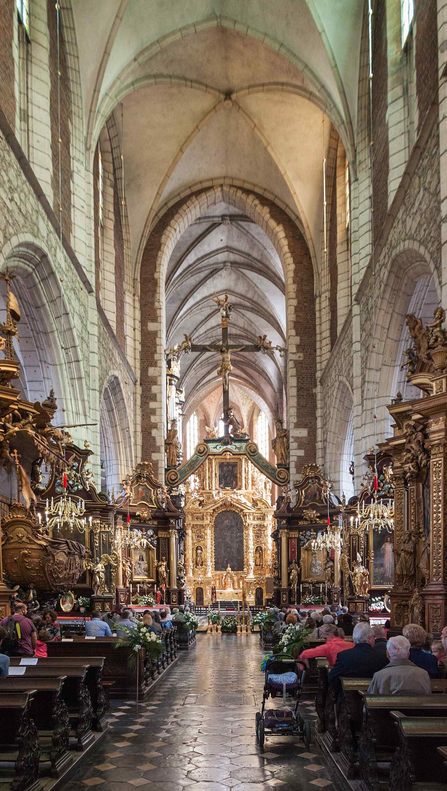 The soaring interior emphasizes the basilica layout and the later Baroque decoration that replaced the lost medieval furnishings.