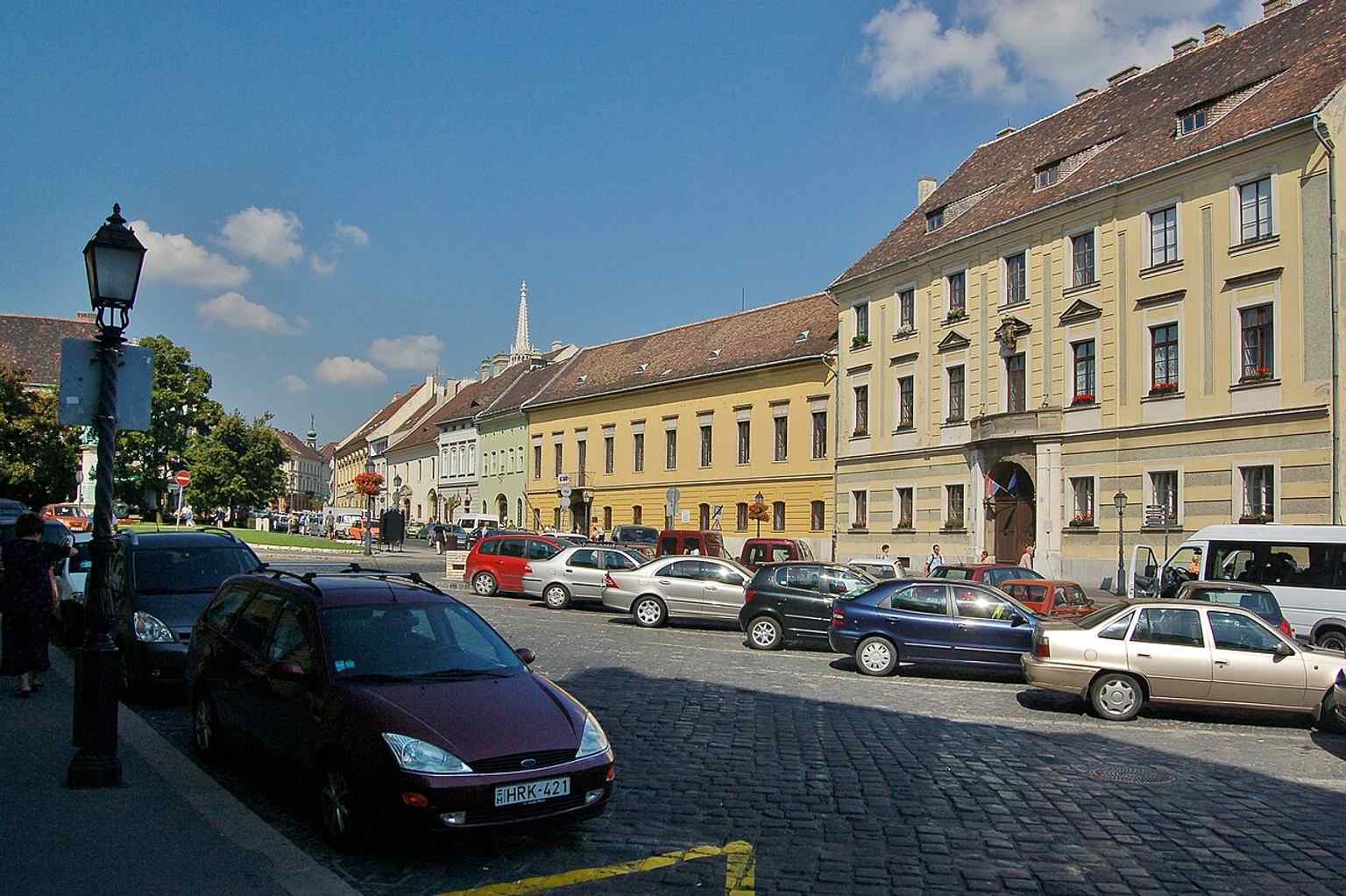 A general view of Dísz Square in 2006, a bustling central point in the Buda Castle District, characterized by its historic residential buildings.