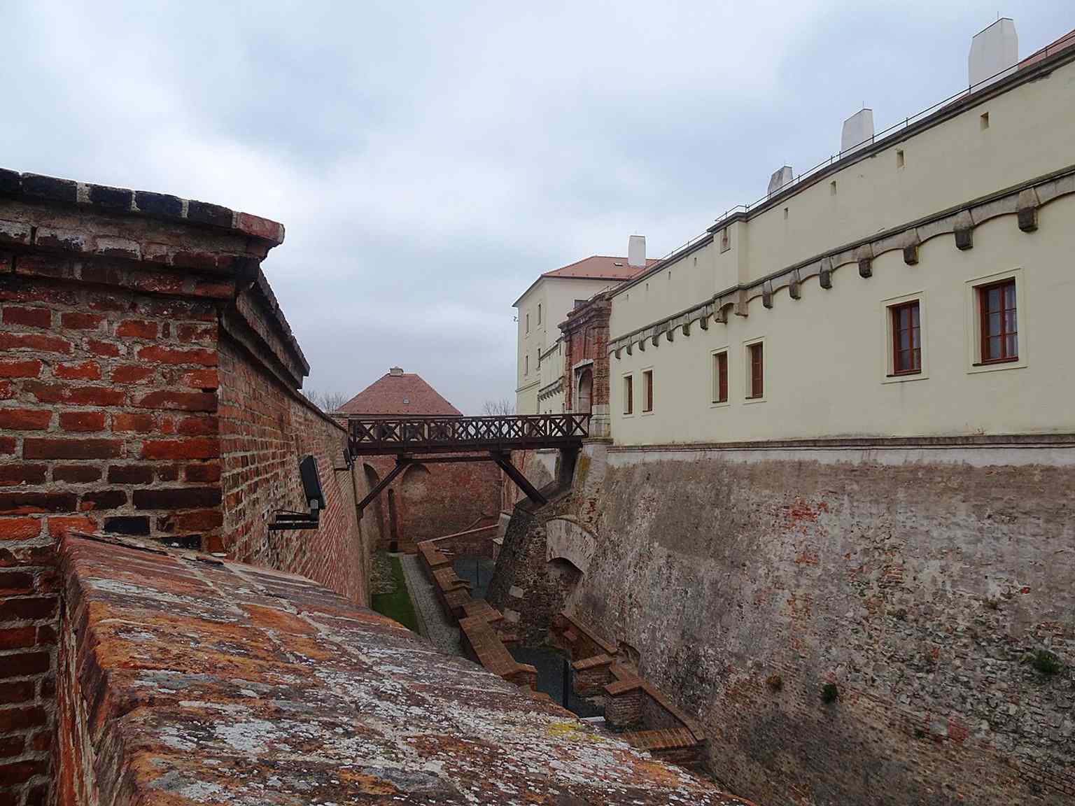 The moat area emphasizes Špilberk’s military character, especially after its major baroque fortification in the 17th and 18th centuries.