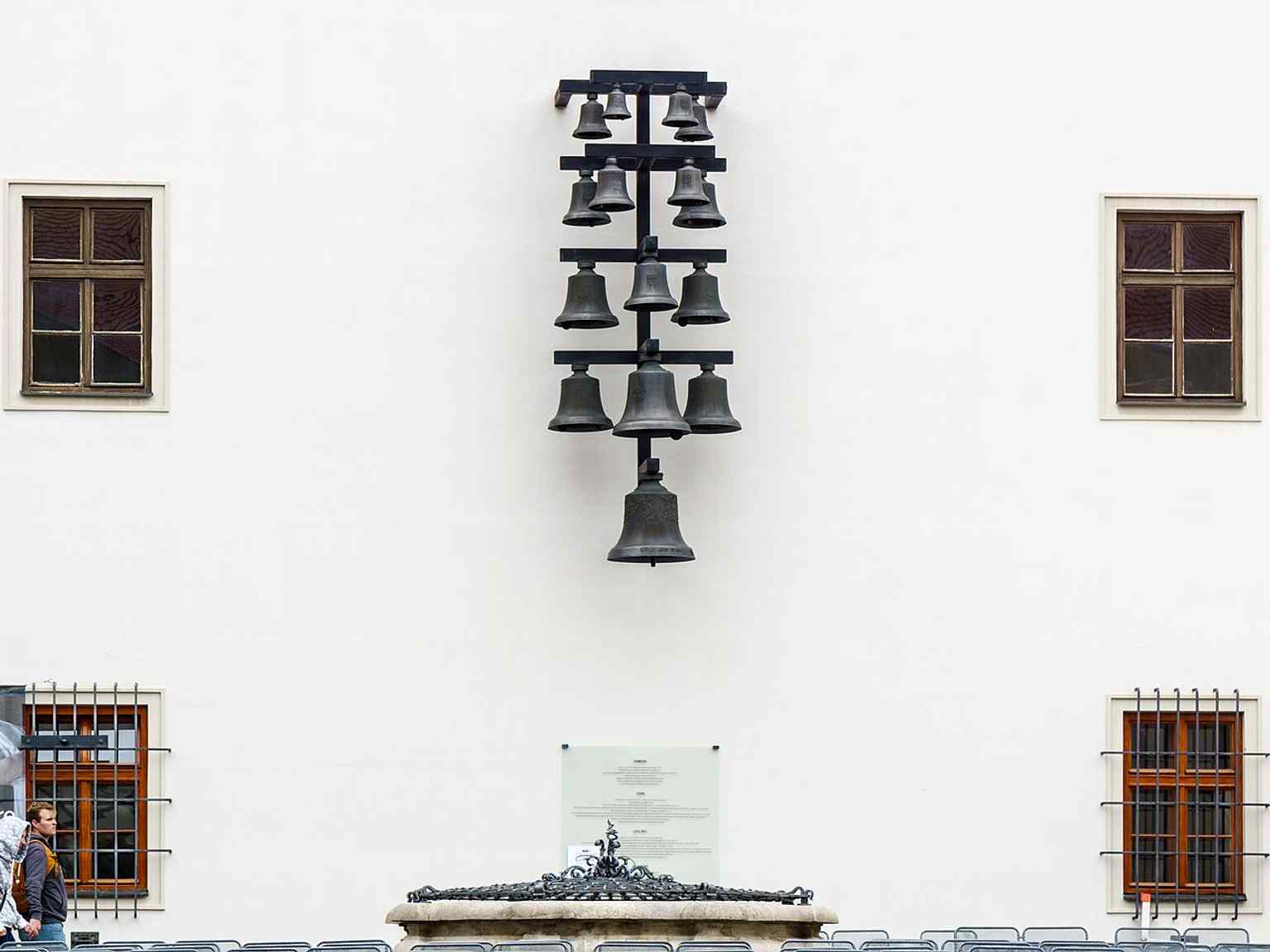 The carillon adds a living contemporary layer to the castle, which now hosts cultural events instead of soldiers or prisoners.