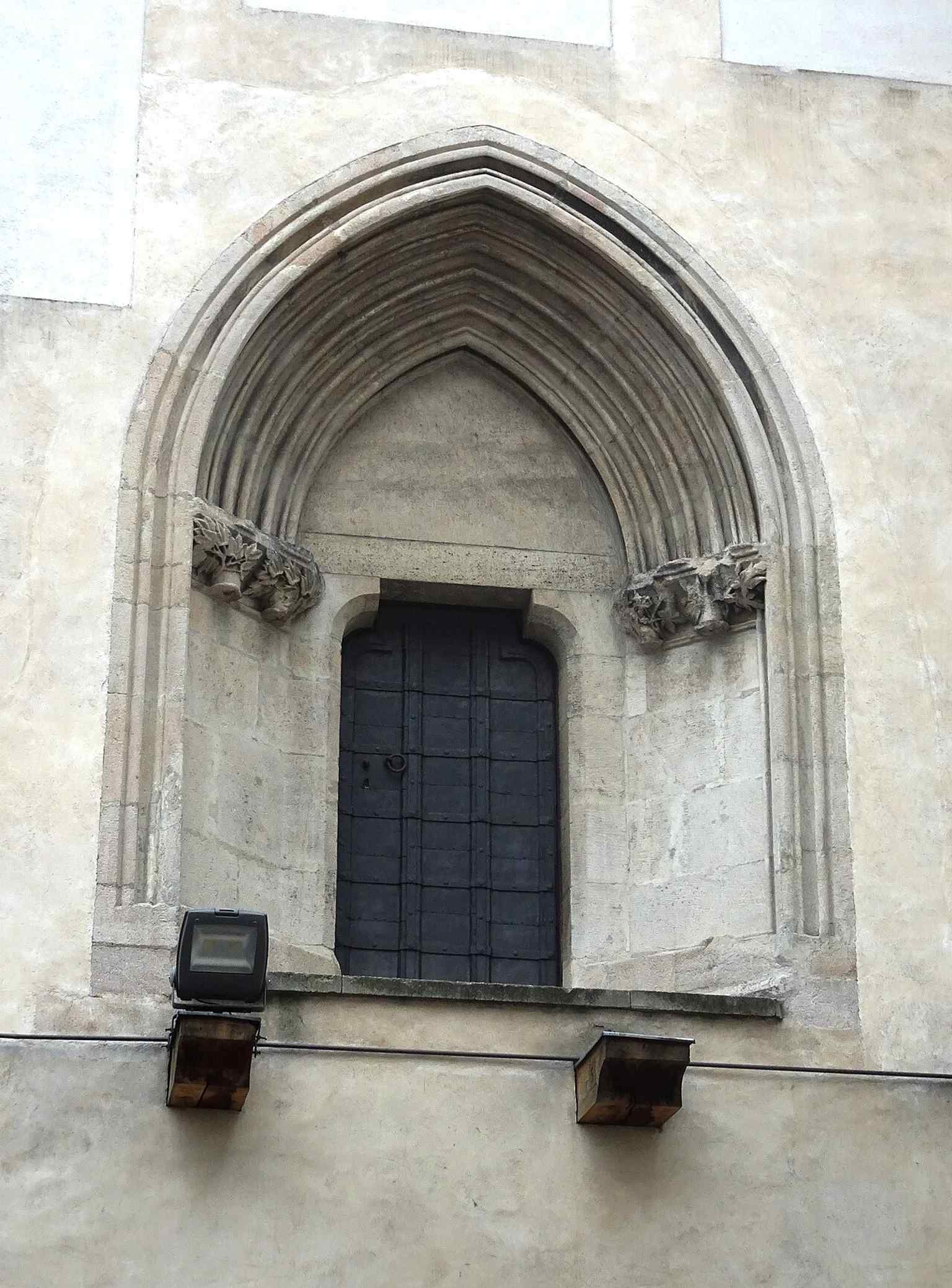 A Gothic portal from the first courtyard, echoing the castle’s 13th-century origins before its later baroque transformation.