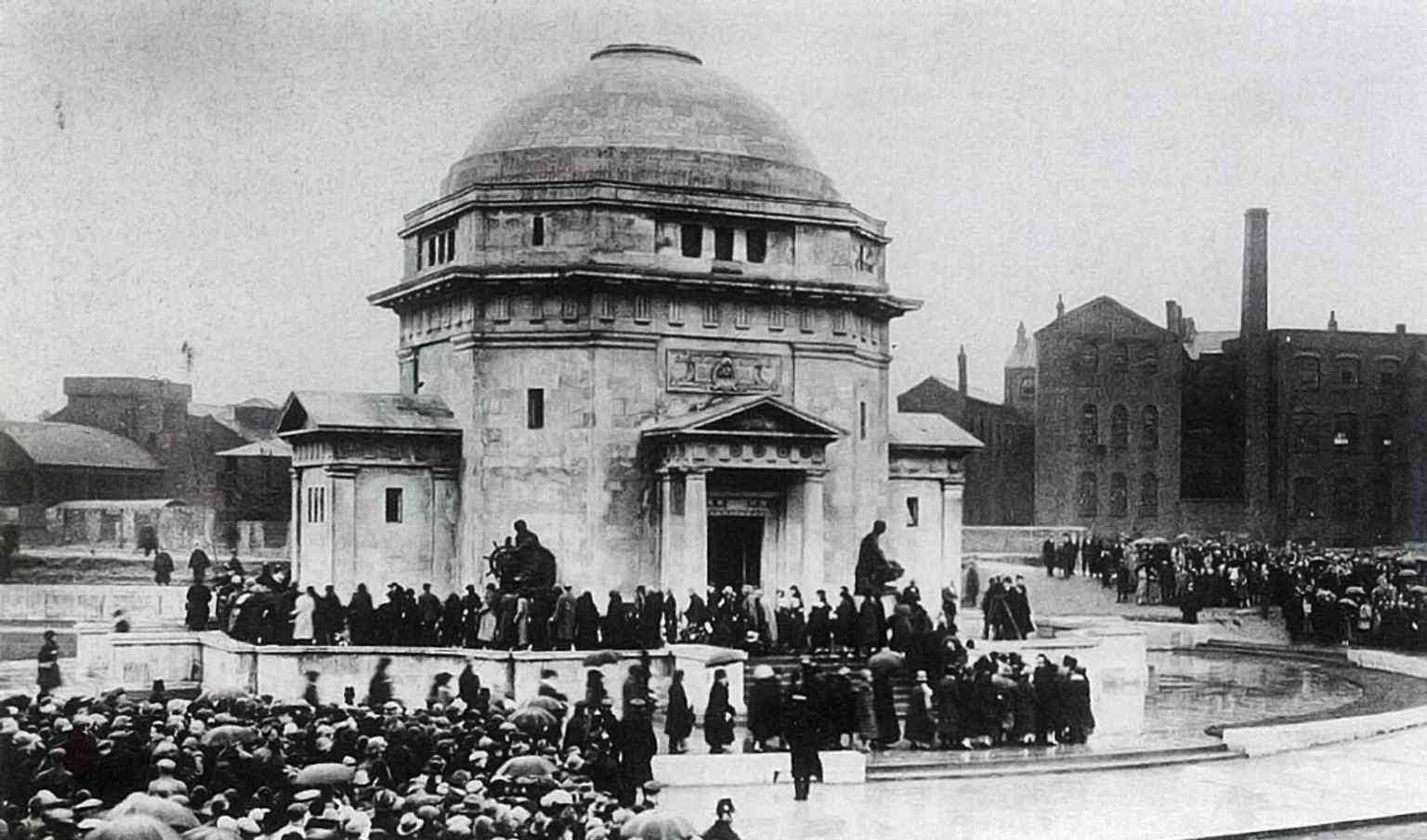The Hall of Memory at its 1925 opening ceremony, when tens of thousands gathered to see the city’s new war memorial unveiled.