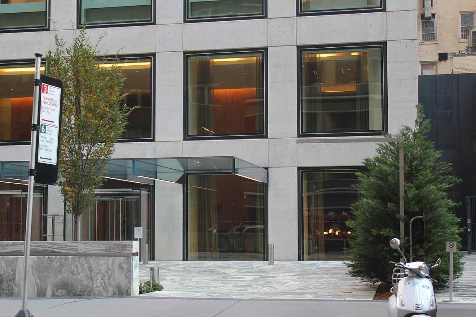This image depicts 432 Park Avenue under construction in 2015, the year of its official completion, after facing numerous delays and financing challenges.