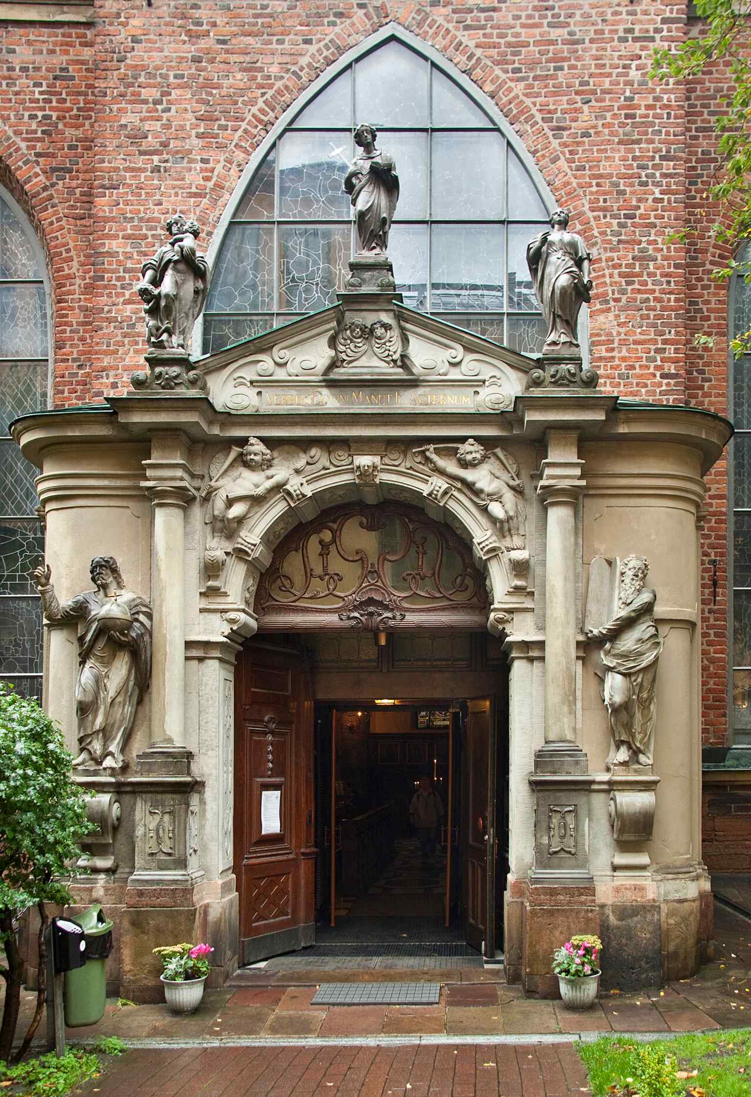 The southern portal from 1643, with the sculptural doorway that reflects the church’s Renaissance and Baroque rebuilding phases.